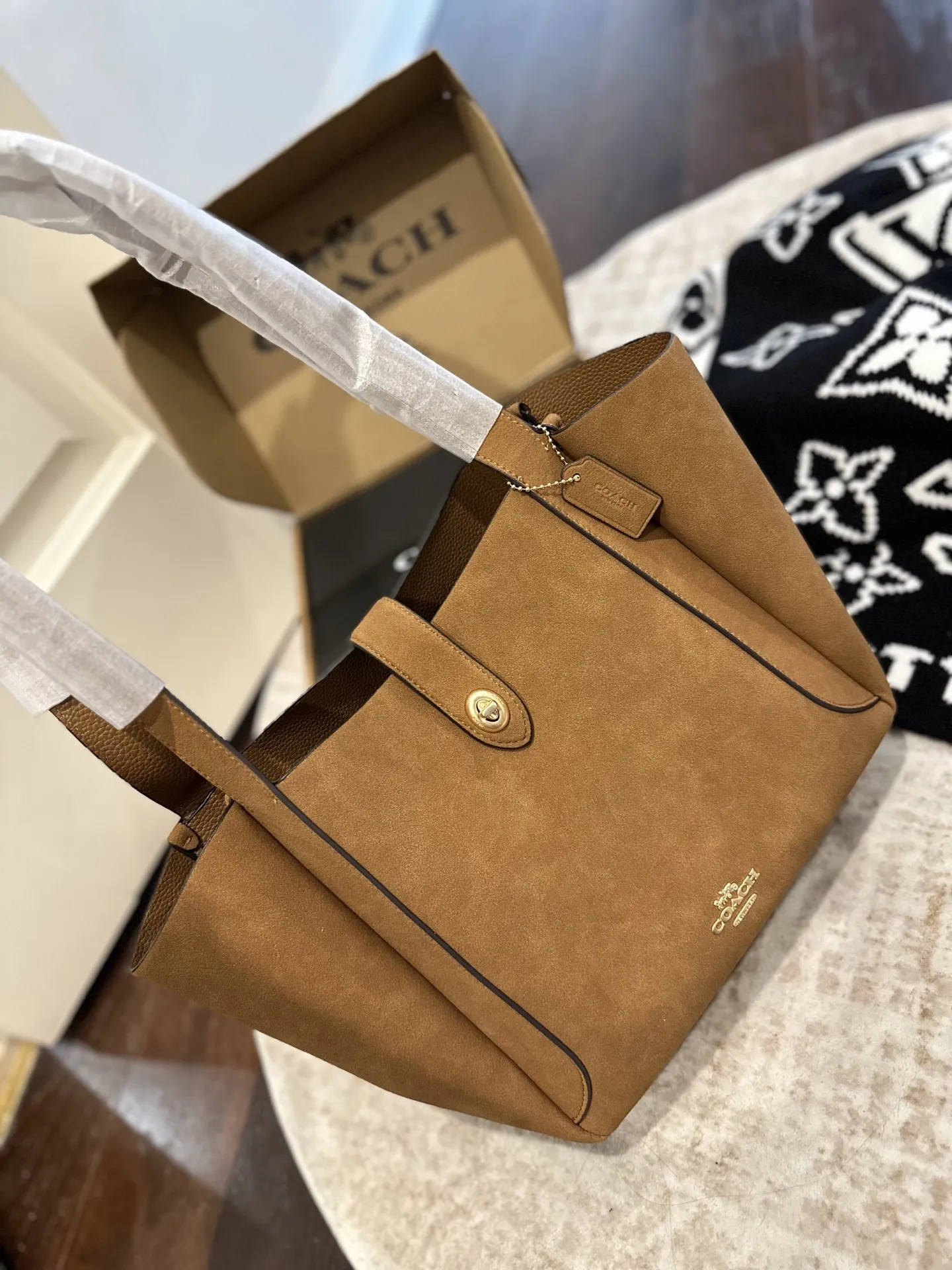 p160 全套包装 尺寸 28cm COACH新款NHadley美哭啦 COACH十月新款Hadley crossbody 可调节拼接肩带设计可腋下可斜挎 麂皮材质氛围感一整个电 真的不要太美