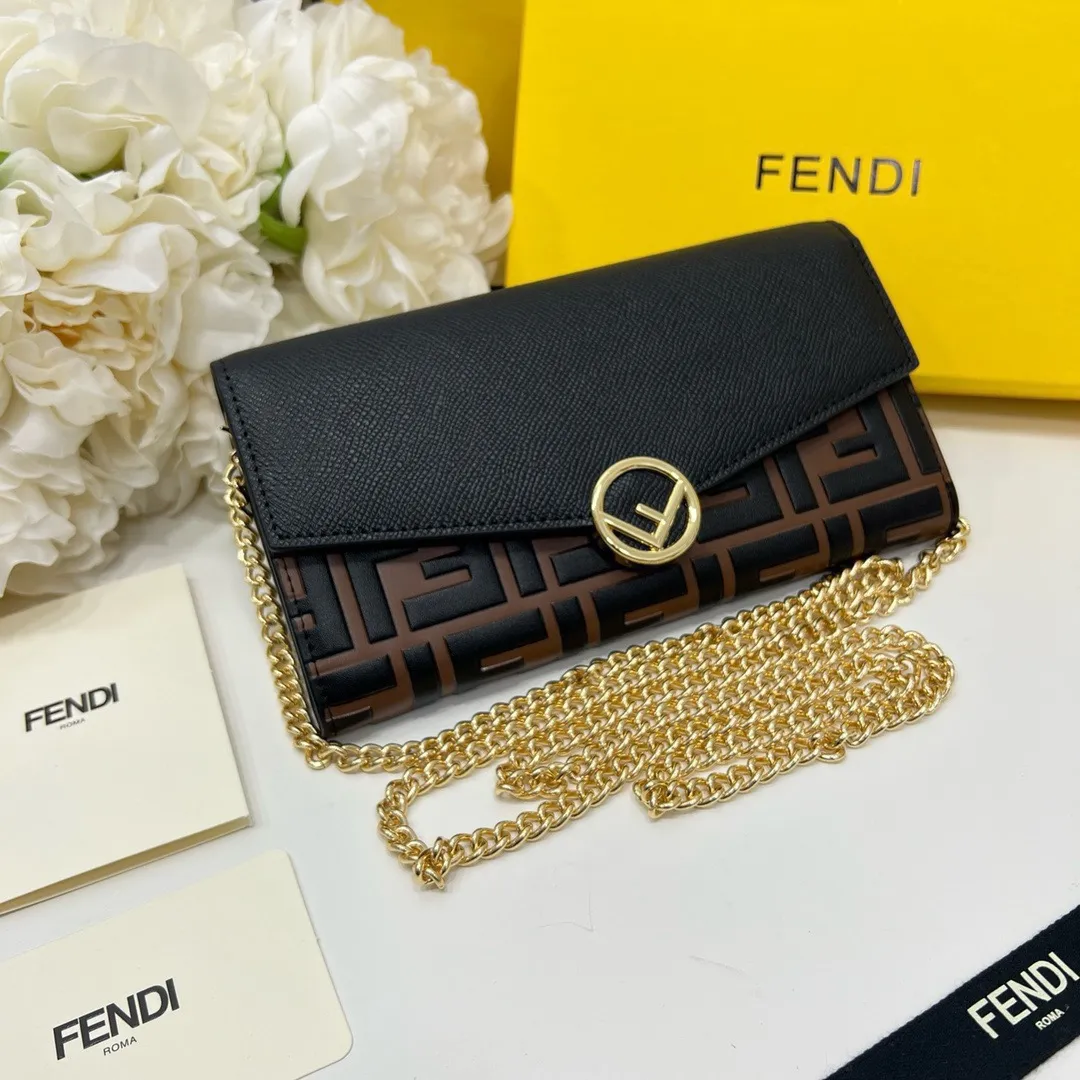 P105🎀Fendi 2604🎀颜色 黑棕色🎀尺寸 19*10.5*3.5 🎀Fendi 专柜同步,可肩背专柜品质顶级进口牛皮 海外订制钥匙扣五金 做工油边精湛