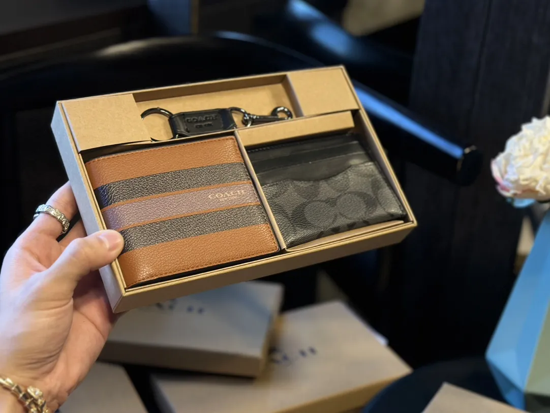 福利🐆p70 礼盒包装 Coach 高级男士钱包超级礼盒 钱夹+卡包+钥匙扣 男士钱包我一直喜欢的就是 Coach,因为它的辨识度高而且做工值得信任。而且设计简约,真皮抗磨耐用,送朋友、男友 首选