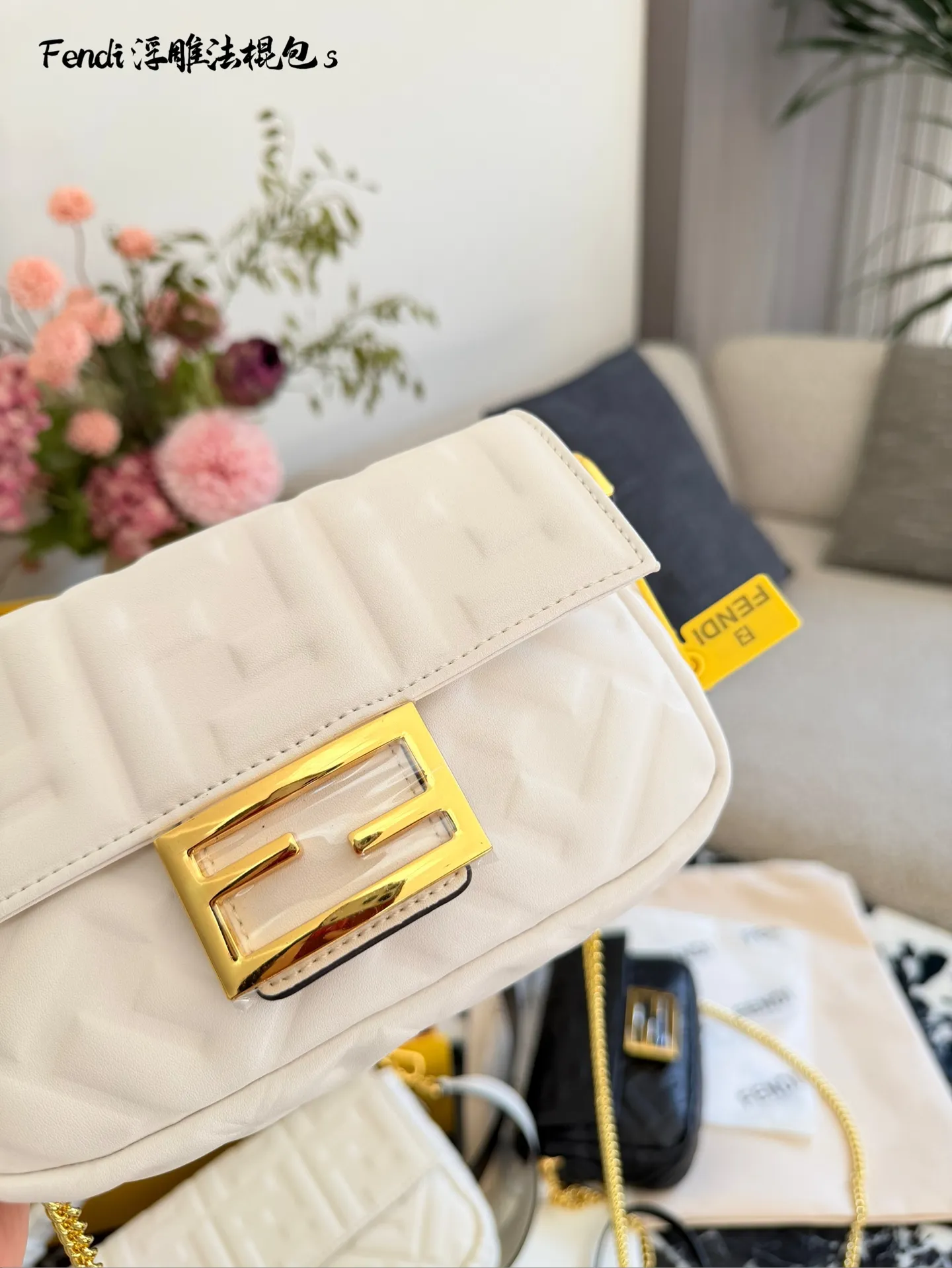 芬迪法棍包p180p190 这是芬迪(Fendi) 品牌的Baguette法棍包, 以其独特的长方形设计和FF压花图案闻名。这款包由Silvia Venturini Fendi于1997年设计,灵感来源于法国人夹着法棍面包回家的样子。包包采用柔软的羊皮材质,配有可拆卸的肩带和手提带,适合多种背法。 养护方面,建议使用柔软的布料轻轻擦拭表面灰尘,避免长时间暴露在阳光下,以防褪色。存放时最好放入防尘袋中,保持干燥通风环境,延长使用寿命。 20cm26cm