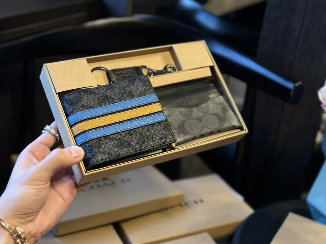 福利🐆p70 礼盒包装 Coach 高级男士钱包超级礼盒 钱夹+卡包+钥匙扣 男士钱包我一直喜欢的就是 Coach,因为它的辨识度高而且做工值得信任。而且设计简约,真皮抗磨耐用,送朋友、男友 首选