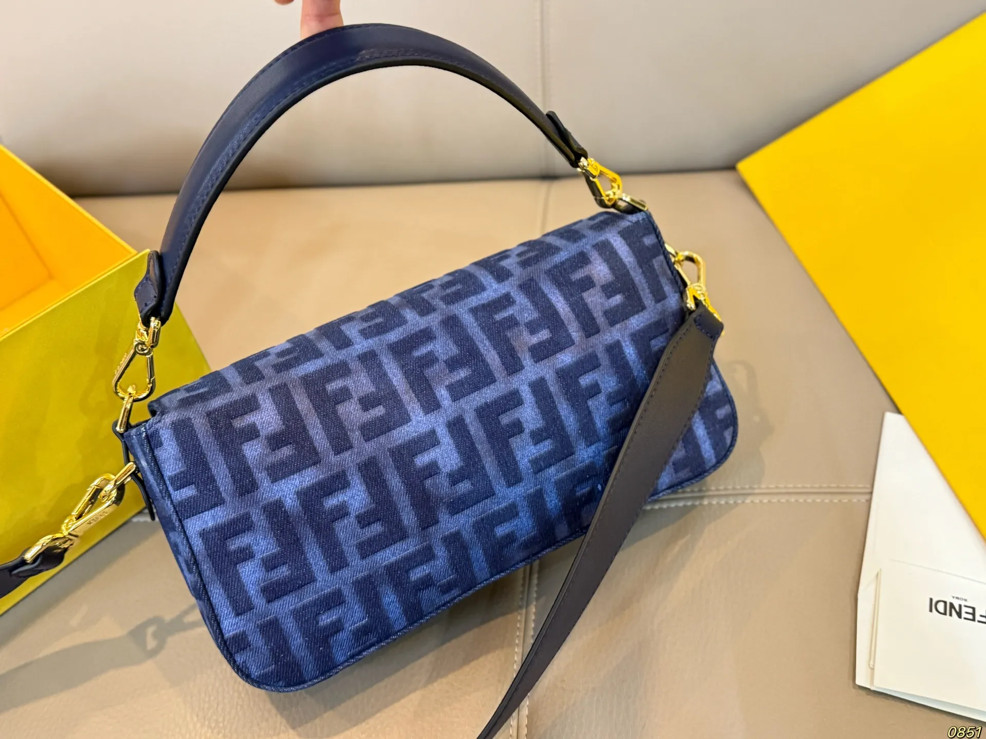 ¥160/¥155 芬迪FENDI 法棍包 拿到手里才能感觉到它的魅力 经典百搭优雅大气 这份质感 小仙女们值得拥有 尺寸26 15/20 11