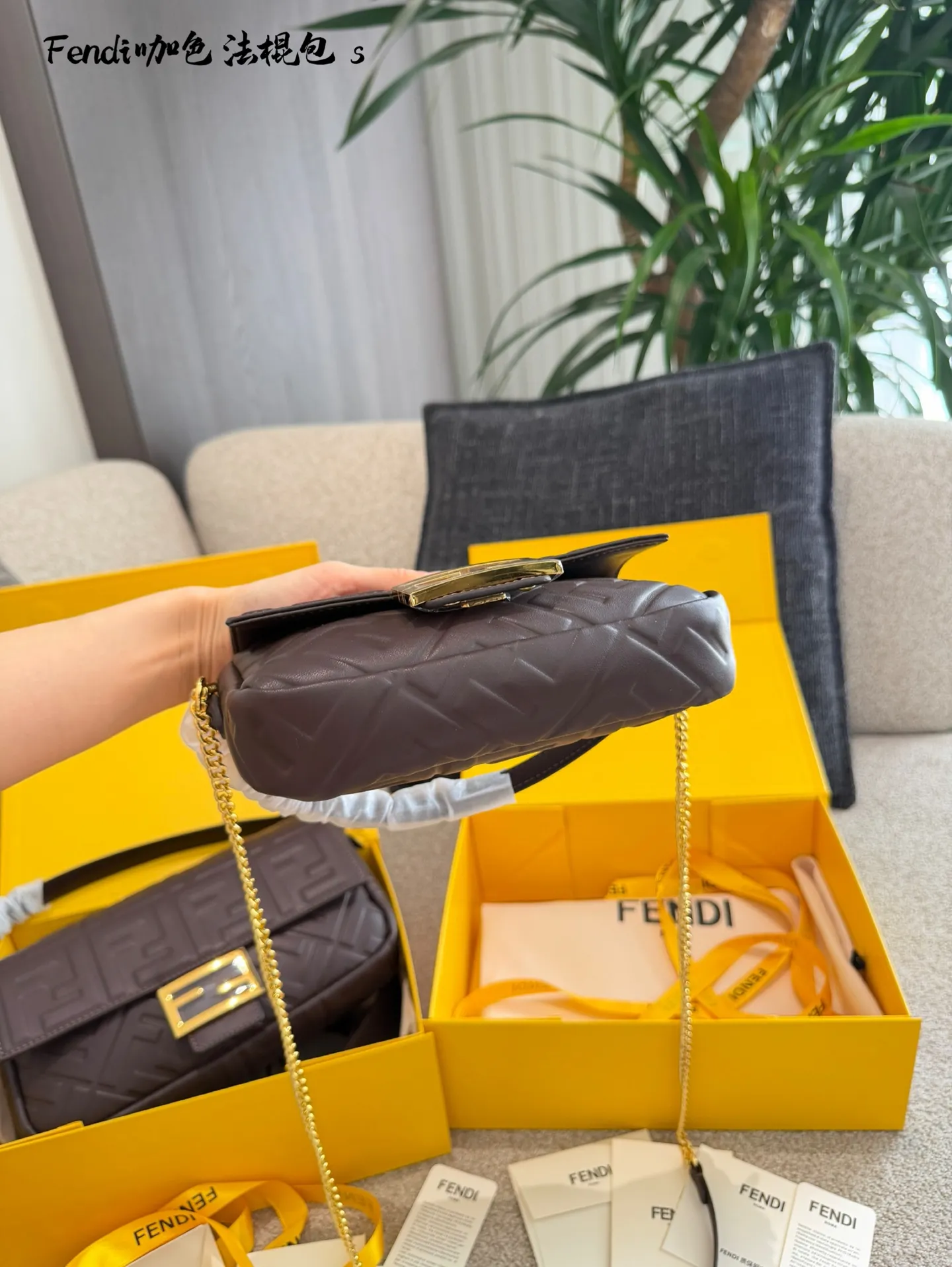 芬迪法棍包p180p190 这是芬迪(Fendi) 品牌的Baguette法棍包， 以其独特的长方形设计和FF压花图案闻名。这款包由Silvia Venturini Fendi于1997年设计，灵感来源于法国人夹着法棍面包回家的样子。包包采用柔软的羊皮材质，配有可拆卸的肩带和手提带，适合多种背法。 养护方面，建议使用柔软的布料轻轻擦拭表面灰尘，避免长时间暴露在阳光下，以防褪色。存放时最好放入防尘袋中，保持干燥通风环境，延长使用寿命。 20cm26cm