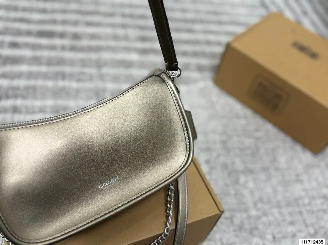 P165 配盒子COACH|蔻驰新品waverly bag24 蔻驰八月这款Waverly手袋适于日常使用的简约设计, 灵感源自品牌故乡纽约的随性精致格调。 采用具有精美纹理和柔软质感的天然粒面皮革制作,配有一个方便的搭扣袋以及一个可存放手机、钱包等随身物品的开放式内袋。 全面百搭的顶部手柄设计提供了三条可替换肩带,可通过皮革肩带或优雅链带实现斜挎和肩背哟。 尺寸23 12