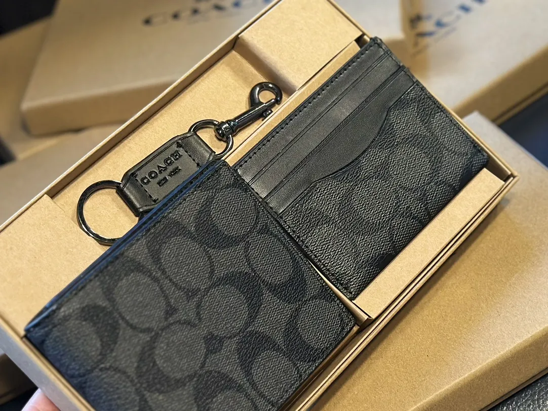 福利🐆p70 礼盒包装 Coach 高级男士钱包超级礼盒 钱夹+卡包+钥匙扣 男士钱包我一直喜欢的就是 Coach,因为它的辨识度高而且做工值得信任。而且设计简约,真皮抗磨耐用,送朋友、男友 首选