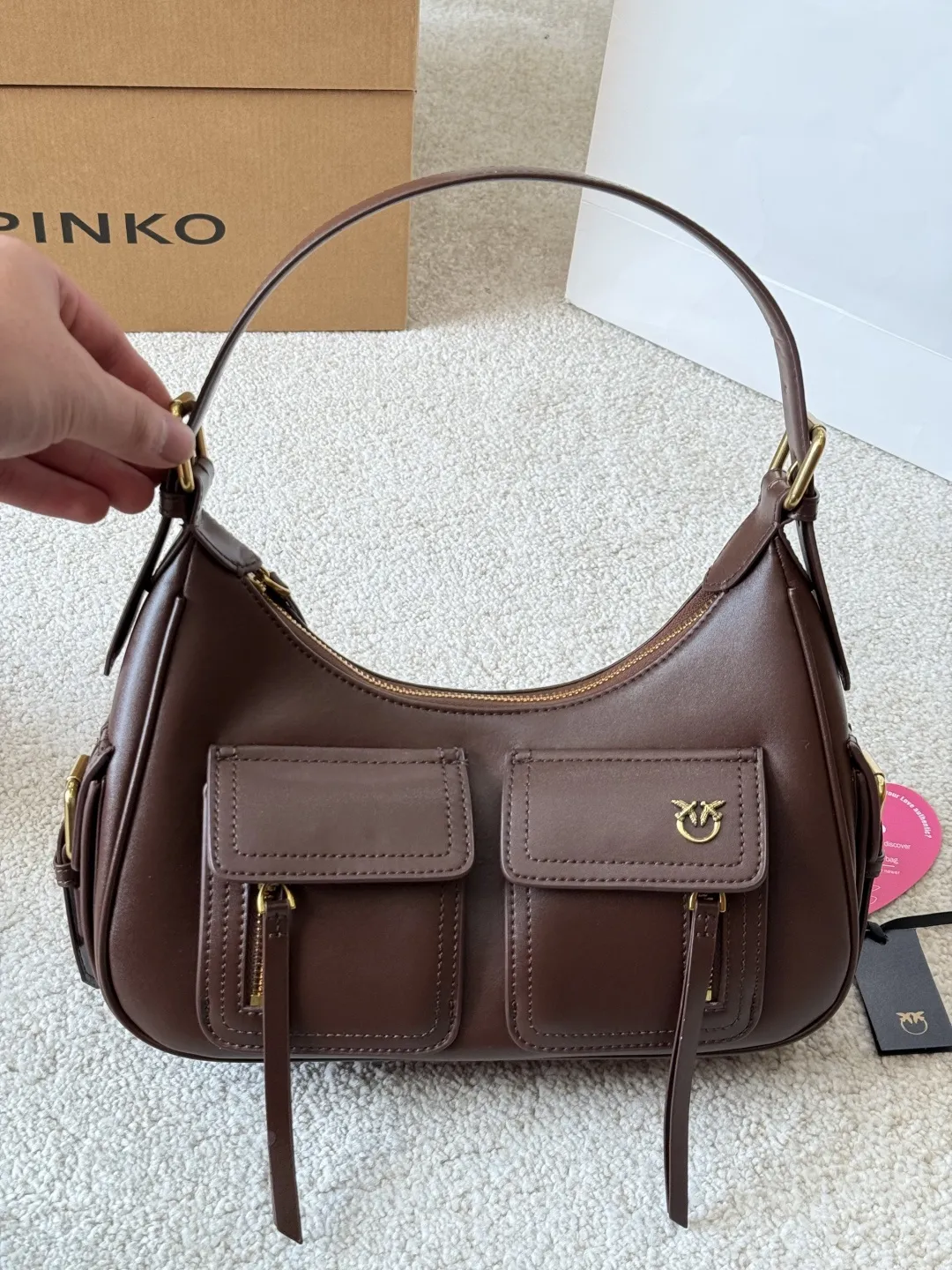 复刻版 p205 PINKO 燕子 多口袋机车包 PINKO这款多口袋机车包，黑色皮革+金色五金，简约又有细节感。正面双拉链口袋，收纳方便，中央飞鸟 Logo超有辨识度！弧形包身+顶部提手，肩带可调节，手提斜挎都OK～尺寸适中，通勤休闲都能用，实用又时髦，机车风女孩必入！ 尺寸 28 18cm