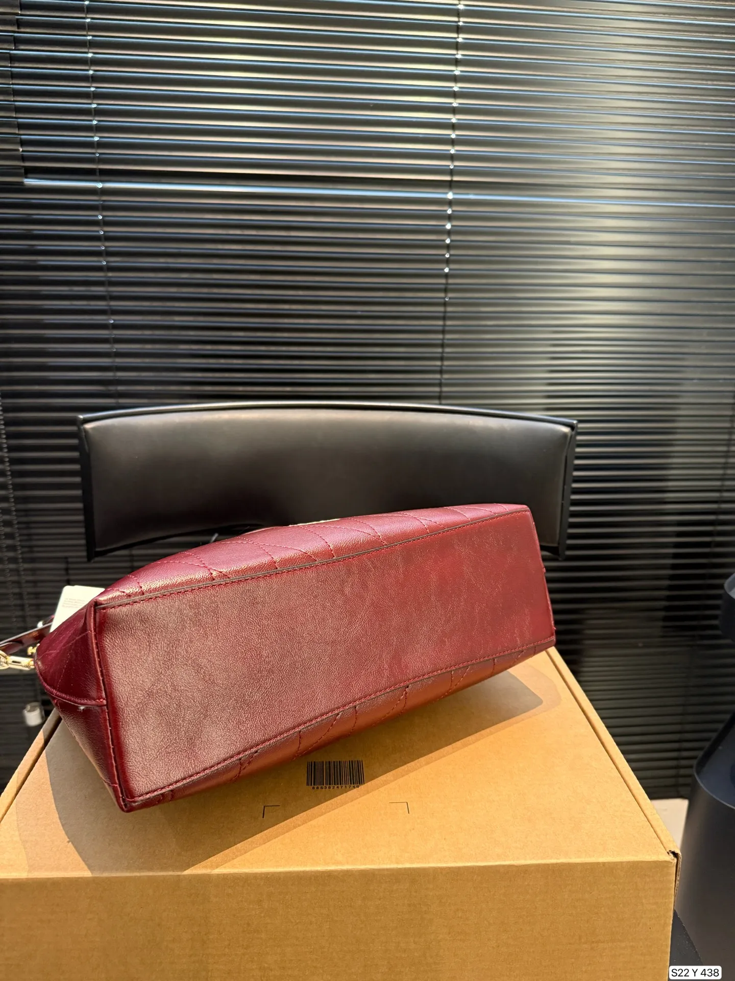 P160 配飞机盒 蔻驰托特包,除了好看还是好看,托特包造型简单又好用关键是超好看,轻便,缤纷又结实。分分钟成为街上最具回头率的时尚单品!尺寸:30 21货号Y438