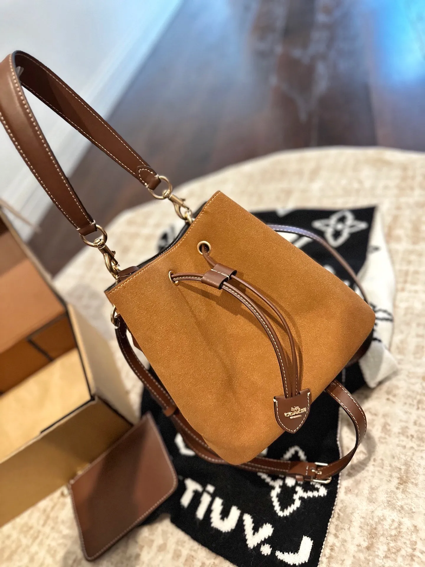 p185 礼盒包装 Coach新品水桶是不是很戳心巴推荐理由 V两条肩带手提/腋下/斜挎任意切换 尺寸25 23cm高轻便又很实用 浅奶茶新色秋日第一抹温柔