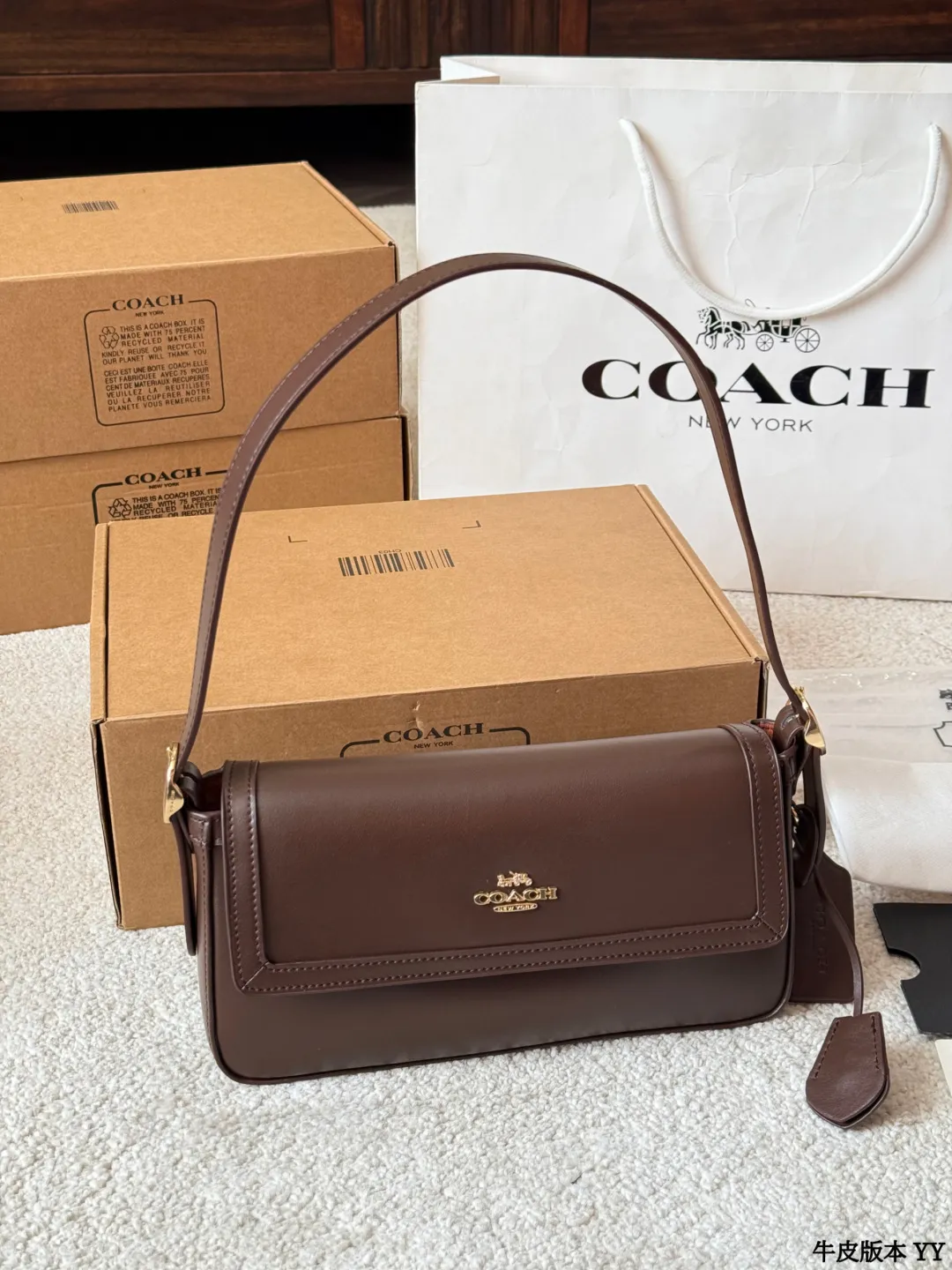 牛皮版本 p195 Coach E tta小号腋下包 tCoach Etta小号腋下包,选用全皮牛皮,栗红色调超复古,金属扣件点缀细节感满满 轻巧便携,肩带可调节,支持手提、单肩、斜挎多种背法,通勤约会都很适合!内部空间合理,手机、化妆品轻松收纳国皇。经典设计+百搭属性,秋冬大衣毛衣必备,优雅气质直接拉满 尺寸约24x14cm