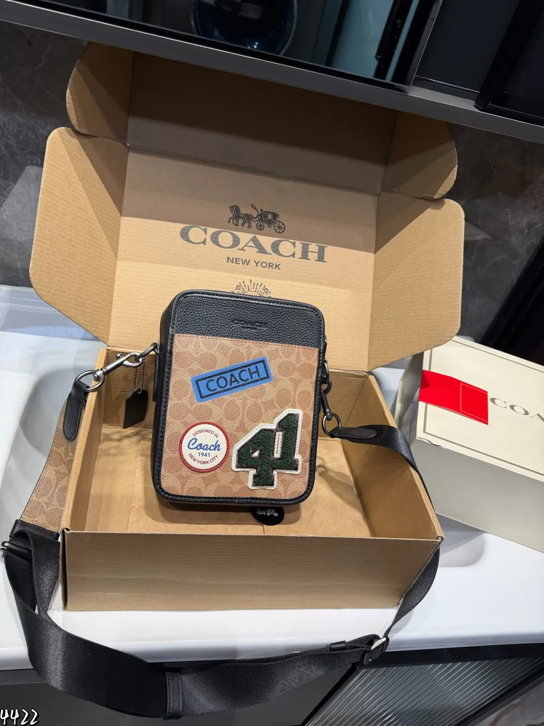 ❤️p200（礼盒包装）❤️ Coach蔻驰新品 手机包新配色 绝绝子了 蔻驰九月新品首发小手机包包 男生男士小包Track手机包斜挎包背上就是那纯纯帅气男孩 尺寸：16*6*21cm