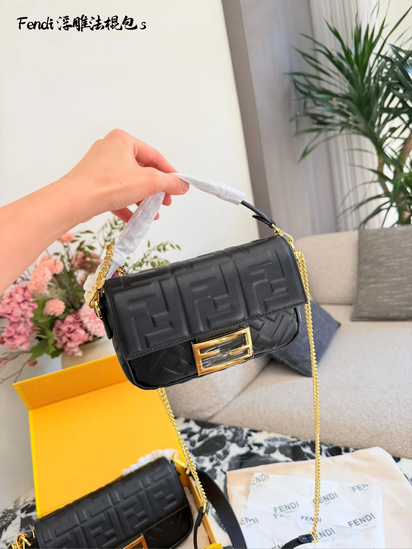 芬迪法棍包p180p190 这是芬迪(Fendi) 品牌的Baguette法棍包, 以其独特的长方形设计和FF压花图案闻名。这款包由Silvia Venturini Fendi于1997年设计,灵感来源于法国人夹着法棍面包回家的样子。包包采用柔软的羊皮材质,配有可拆卸的肩带和手提带,适合多种背法。 养护方面,建议使用柔软的布料轻轻擦拭表面灰尘,避免长时间暴露在阳光下,以防褪色。存放时最好放入防尘袋中,保持干燥通风环境,延长使用寿命。 20cm26cm