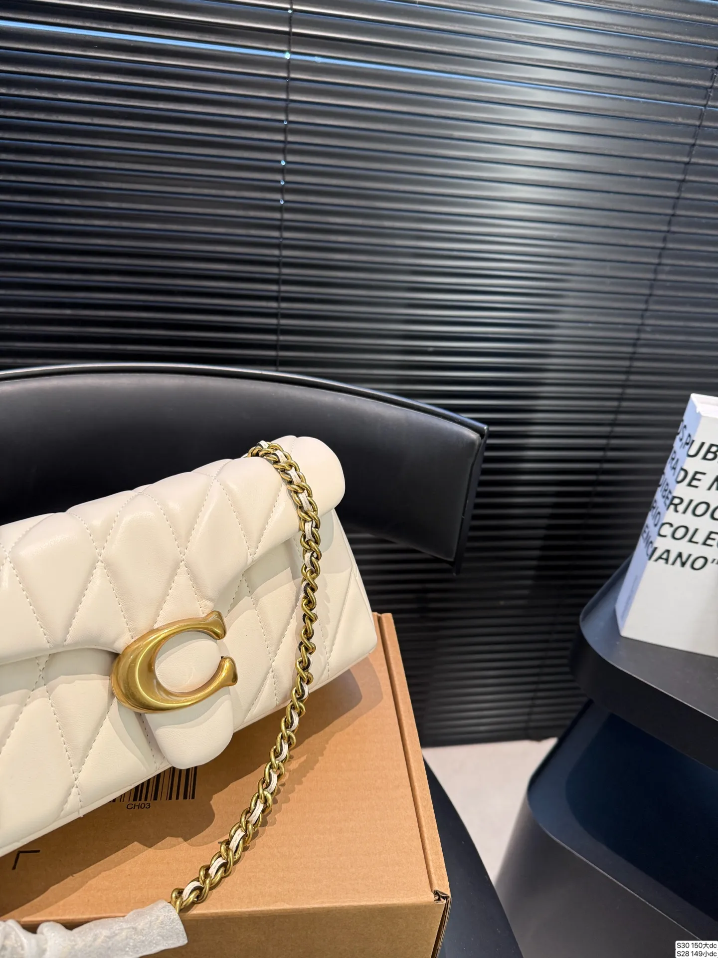 大P200 小P190 配飞机盒 百搭神器—tabby 蔻驰酒神新品 Quilted Tabby 链条版Tabby 这你能忍住?? 满满的小细节… 尺寸大号 26 13 小号20 10 货号大150 小149