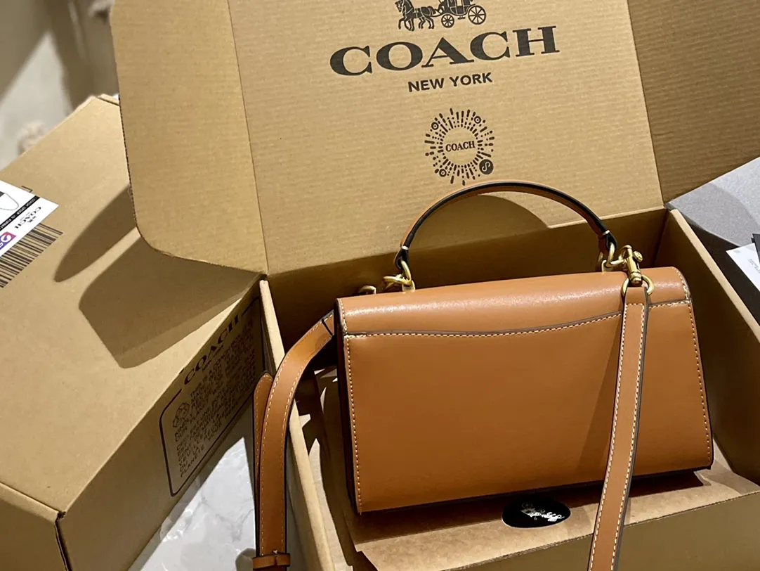 🐆p160 折叠礼盒 蔻驰COACH Harlow手提单肩包 方方正正的包型 优雅有气质 金属马车logo简约大气 容量也很可 手机 化妆品 钱包都可以装下 尺寸24.13