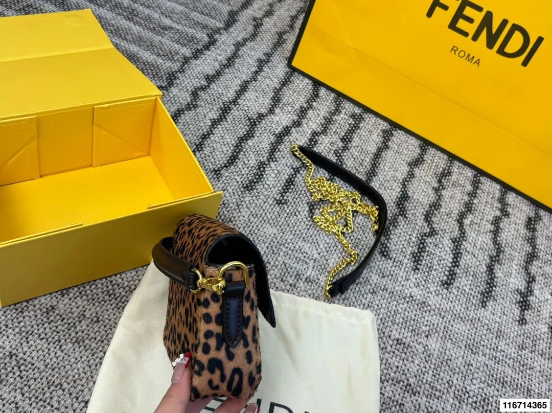 p155 配折叠盒子 芬迪麻将包腋下包复古气息满满，小巧精致不会有邋遢感，各种材质任你挑选，好看时髦同时又拥有着实用的超大内容量，绝对是冬天出门的包包第一选择！尺寸：17 13