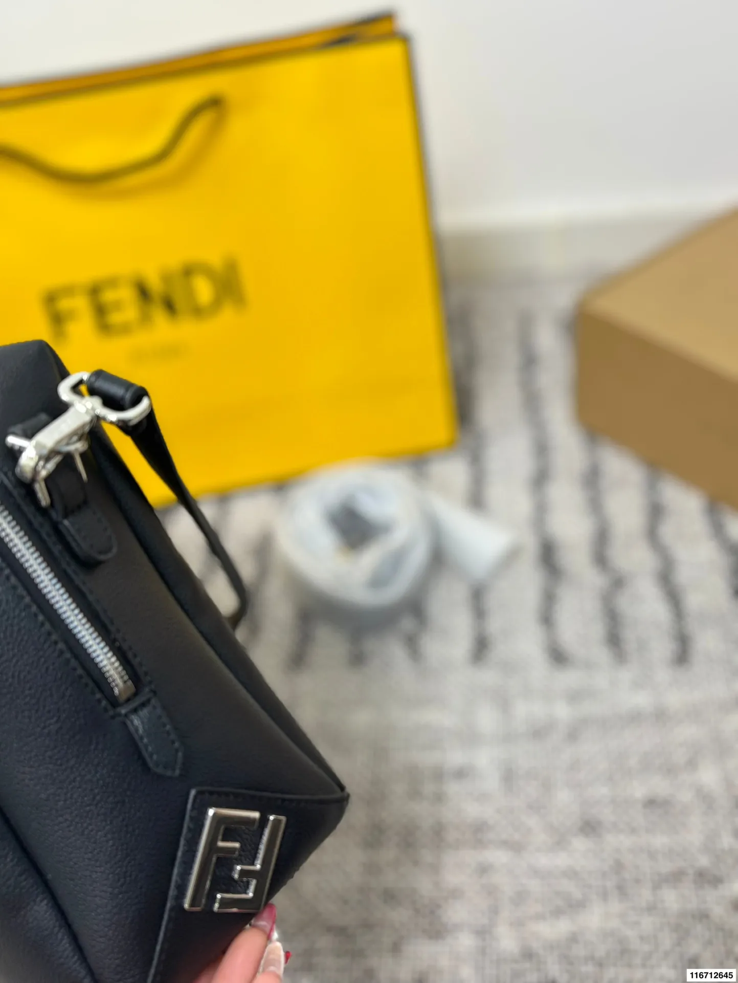 p185配礼盒 FENDI|斜挎包💼 FENDI 斜挎包 FENDI LUI简约低调无logo 风格随你搭配赋他不同风格🎄🎄 尺寸35.21