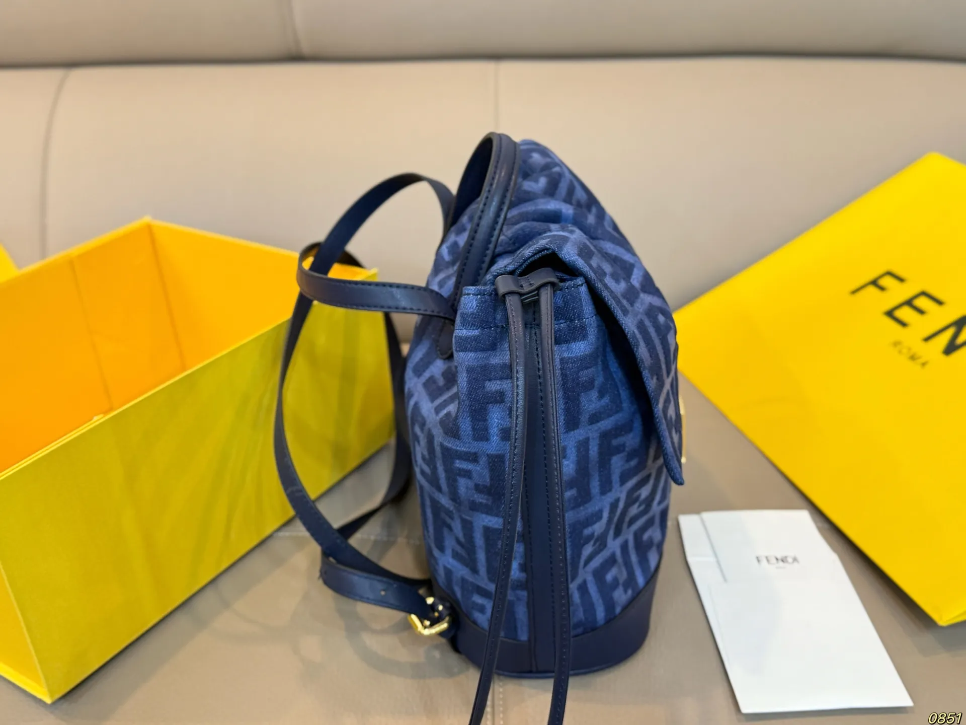 &yen;180 芬迪FENDI 双肩包 太好看啦 复古时髦又大气 不仅百搭实用性也高 出门可以解放双手了 尺寸22 24