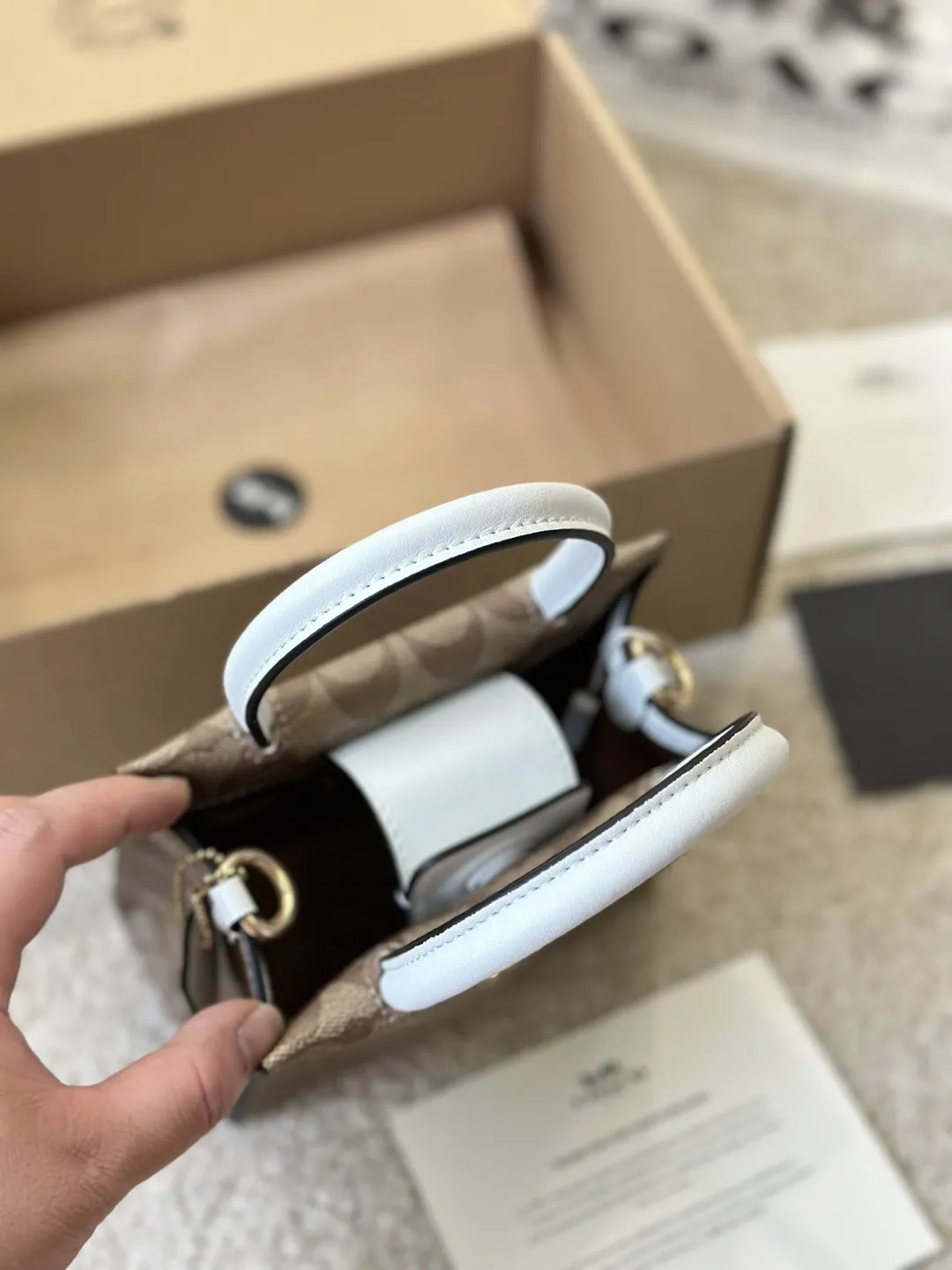 复刻版 牛皮 p160 COACH |琴谱包 Minically Minically 真的是好看又平价的琴谱包！妥妥的 Celine 平替 有多火也不想再多过赘述 这个最经典的卡其logo居然很少人po图！!！ 颜值真的很高呀 感觉这个颜色会比深色来说，各个季节都适合，又抗造又百搭 手提，斜背都挺好看的，容量也是可以放下手机，钱包 充电宝的 Q蔻驰 COACH 蔻驰女包 CALLY系列 单肩包手拎包斜挎包 尺寸16.5 17cm