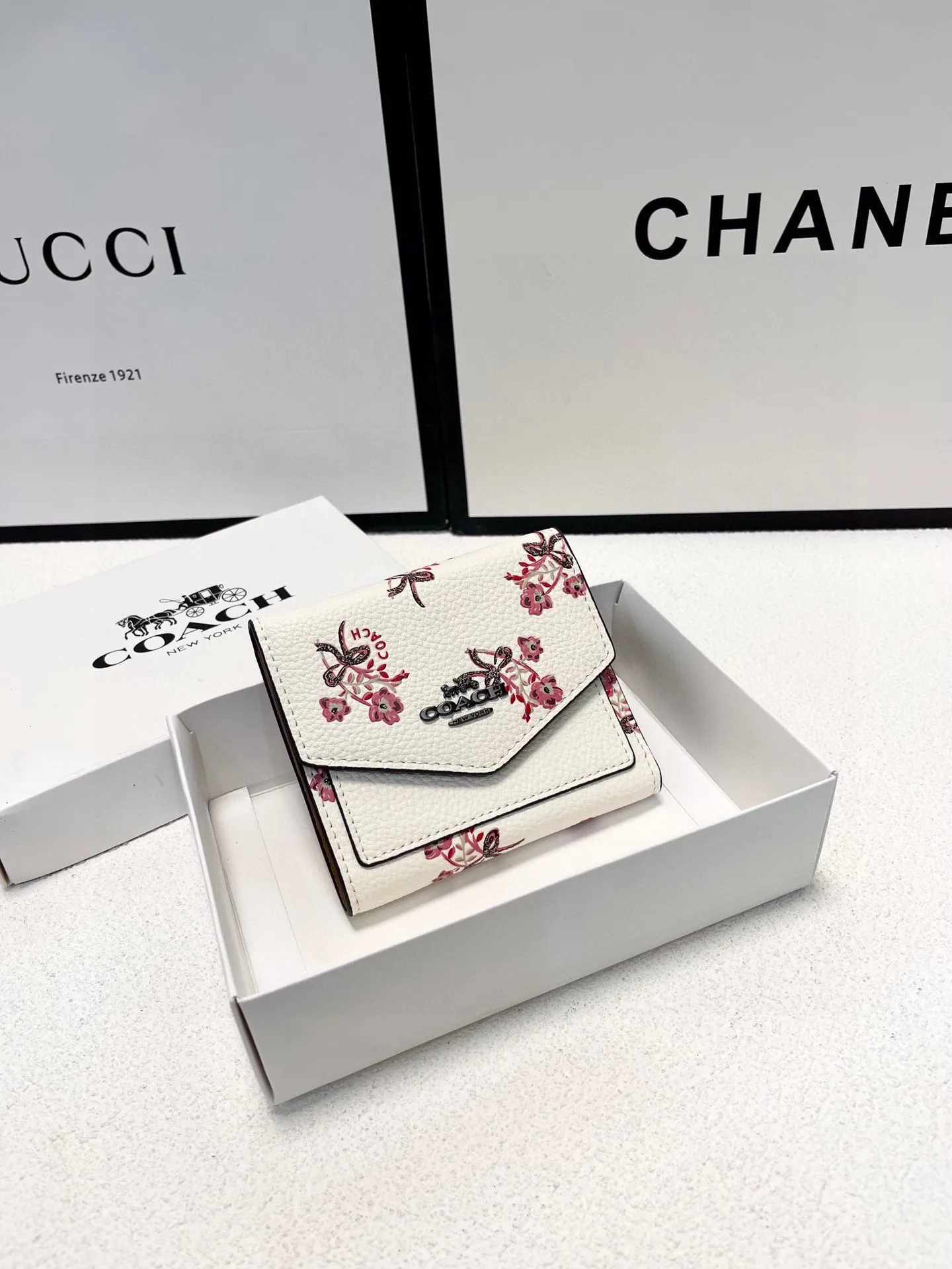 P105🎀🎀颜色 印花🎀尺寸 11x10🎀蔻驰专柜爆款👍原版牛皮三折短款钱包🔥精美设计手感一流美妞必备实物超级美🆕❤️