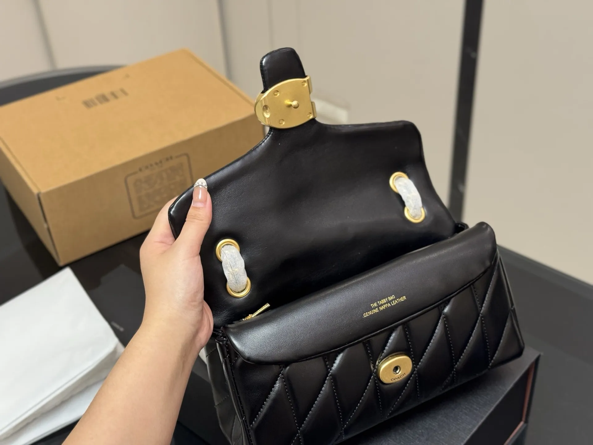 ¥200 配折叠盒飞机盒 👏🏿 size:25*15cm 百搭神器—tabby 蔻驰 酒神新品 Quilted Tabby25 链条版Tabby 这你能忍住?? 满满的小细节…
