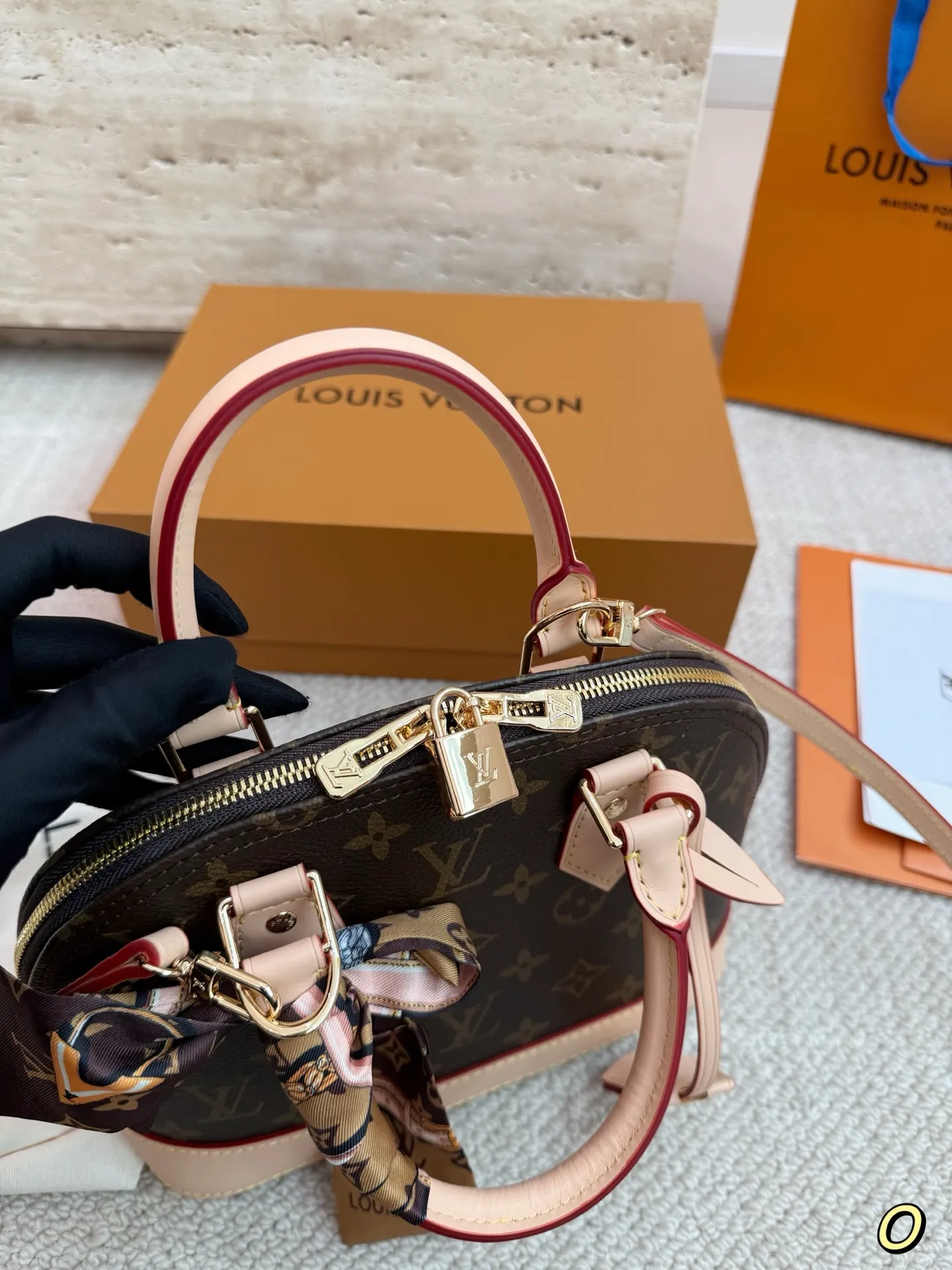 P165 变码芯片 Lv 路易威登 |alma bb印花牛皮贝壳包 原版高品质 包包这款Retiro 手袋以标志性的老花面料制成 经典永恒。优雅低调的外形设计和宽敞的包身更加入了实用性。使用说明:-变色牛皮饰边,闪亮的纯钢金色五金配件- 可调节肩带,配有树糕皮的肩垫,拉链闭合。- 超细纤维内衬 尺寸 24 18cm