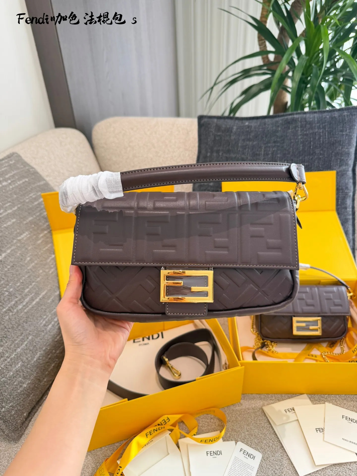 芬迪法棍包p180p190 这是芬迪(Fendi) 品牌的Baguette法棍包， 以其独特的长方形设计和FF压花图案闻名。这款包由Silvia Venturini Fendi于1997年设计，灵感来源于法国人夹着法棍面包回家的样子。包包采用柔软的羊皮材质，配有可拆卸的肩带和手提带，适合多种背法。 养护方面，建议使用柔软的布料轻轻擦拭表面灰尘，避免长时间暴露在阳光下，以防褪色。存放时最好放入防尘袋中，保持干燥通风环境，延长使用寿命。 20cm26cm