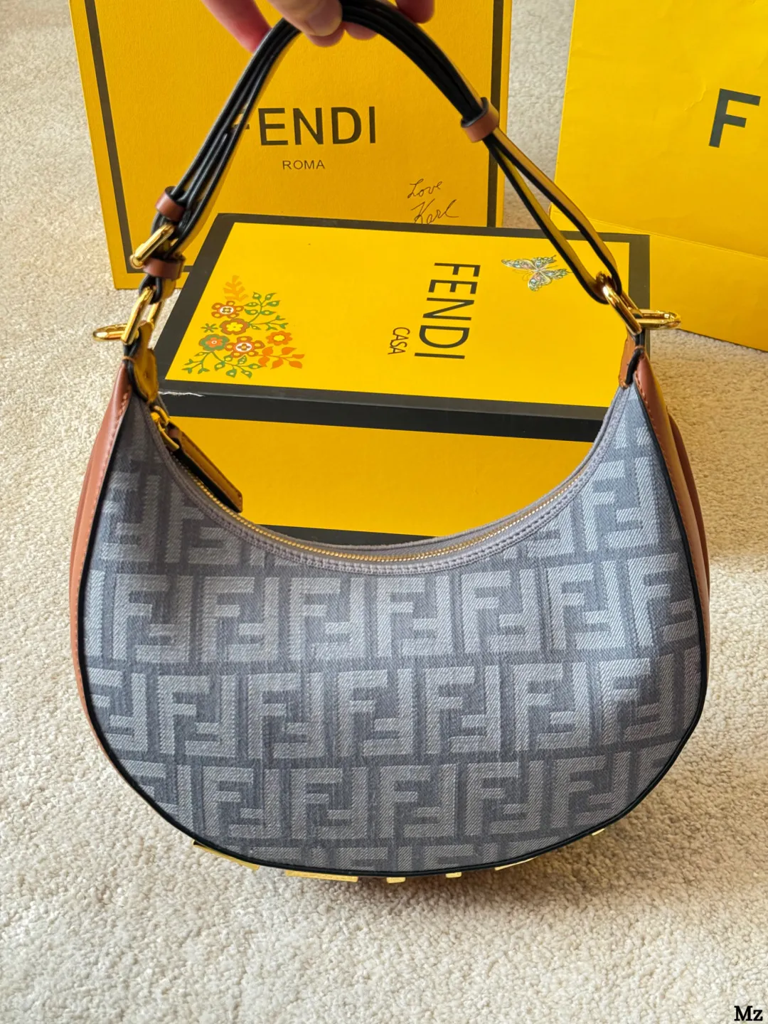 原版布p175 Fendi 2025 Fendigraphy半月 包J @FENDI 2022春夏季全新Fendigraphy手袋的来 咯! !圖期待已久~秀上就相中了这款回回画 猛的一看像饺子乍一看又像月牙。) hhh~ ◆这一系列包 以圆润流畅的半月包为基础▼ 包底装饰大号「FENDI」 金属徽标作为点缀+ 展现Fendi独到利落现代美学,属于越看越耐看型间推出拼接皮革、纯色小牛皮等不同款式,配有可调节手柄设计,可手提或作为腋下包背携1 ◆同系列还有更小只的手腕包,别有一番风味(图2)人人都能拍出时尚大片@回@@ 主要是抵挡不住马卡龙色系的诱惑 太春天、太阳光章、太治愈了通感 凹造型神器,张张是大片酒酒道 全新尺寸NEW ( 价格也很美丽国) 手腕包Size: 中号 30 16cm