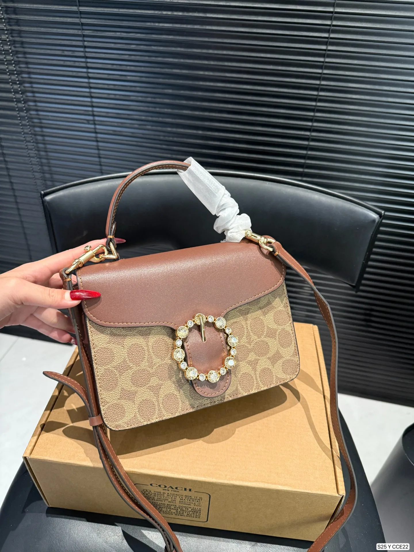 P175 配盒子coach11🈷️北美新款镶钻邮差包包来啦 刚上即断货特别火爆 这款真的对得起&ldquo;轻奢风&rdquo;的包包啊 按扣的彩钻太好看了[派对R] 尺寸21 14 货号CCE22