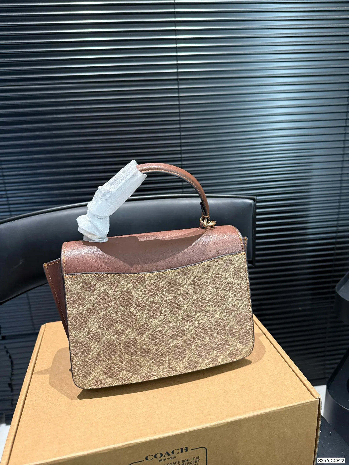 P175 配盒子coach11🈷️北美新款镶钻邮差包包来啦 刚上即断货特别火爆 这款真的对得起&ldquo;轻奢风&rdquo;的包包啊 按扣的彩钻太好看了[派对R] 尺寸21 14 货号CCE22