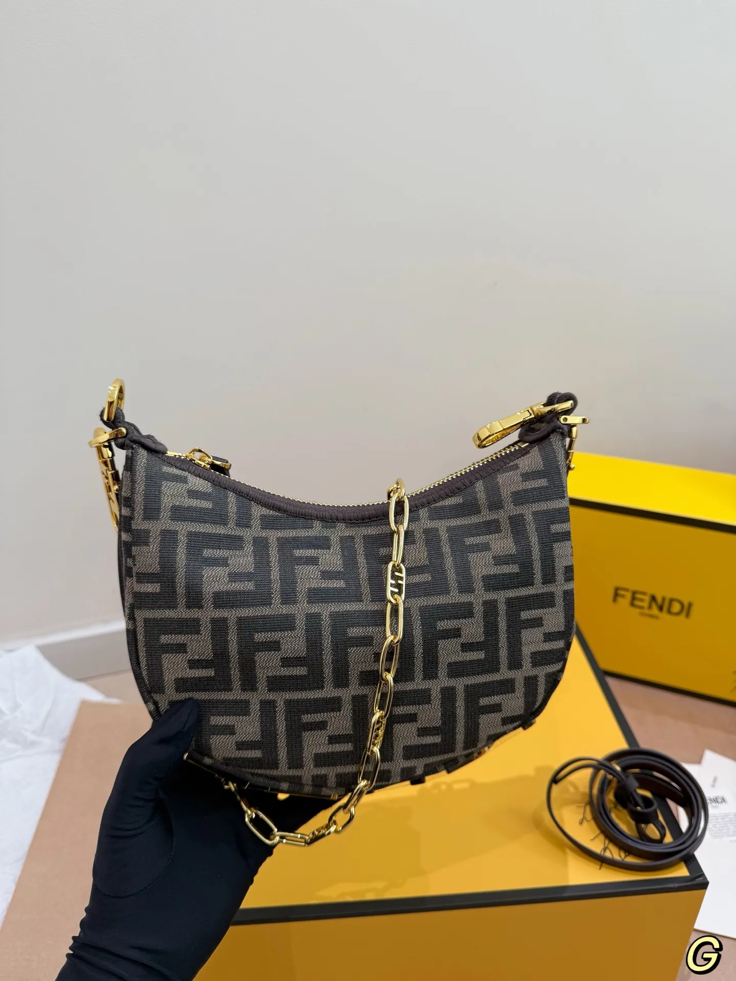 P210 Fendi 芬迪月牙包 ff logo来喽[飞吻R] 百搭不过时，超级出片的款[萌萌哒R] 老花真的爱不释手，出游出片必备 尺寸21.14 配礼盒🎁