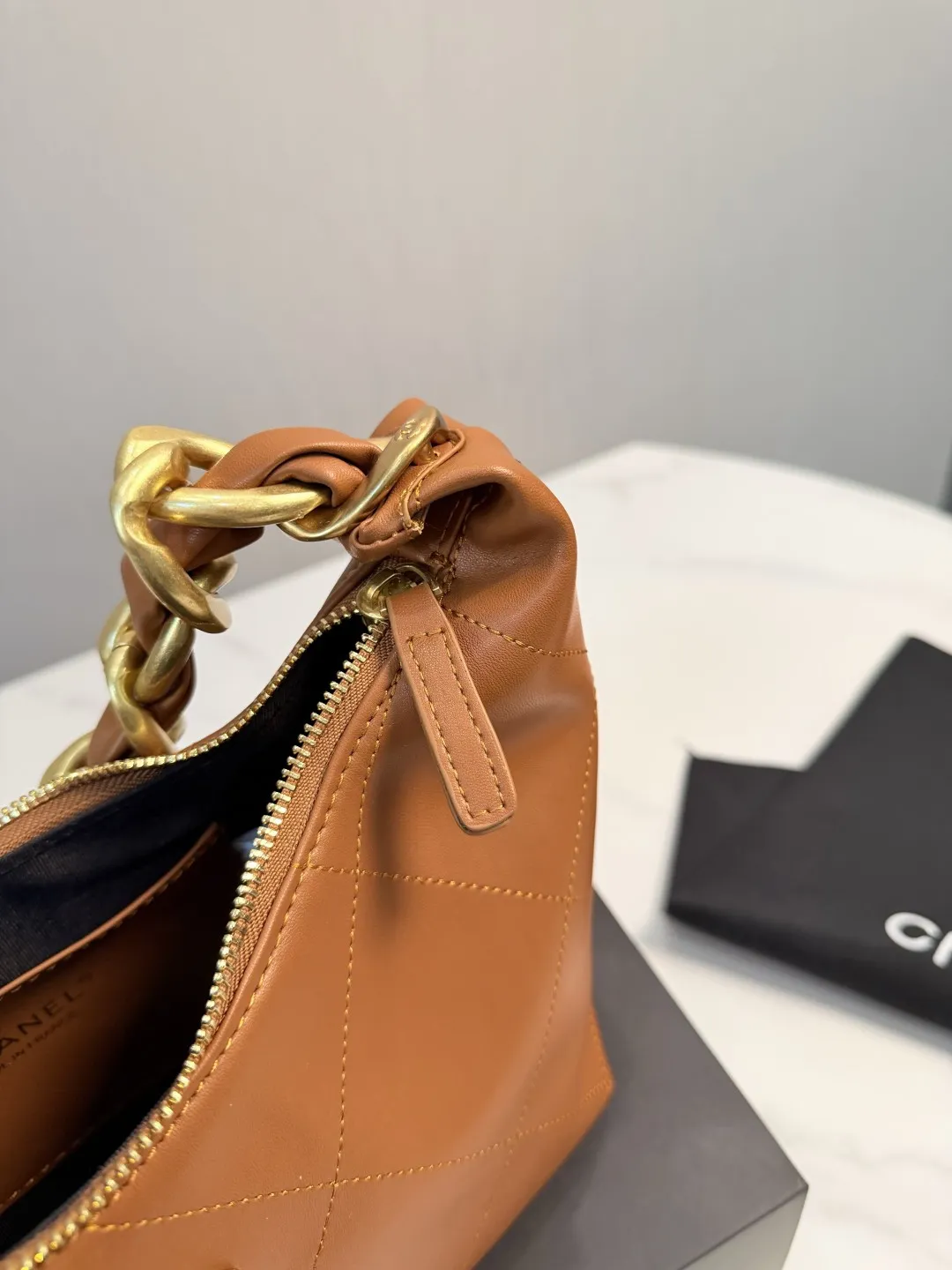 ❤️p150❤️ 香奈儿25K黑金Hobo包香奈儿25K黑金Hobo包，亮面小牛皮＋经典大菱格纹，复古金色粗链条超有质感艹。 24x28x8cm24x28x8cm，容量大，通勤日常都 OK！做|日皮料+柔软包型，随性又高级，黑金配色百搭不挑衣服，轻松提升穿搭气场山。拉链开合更安全，实用又时髦，是香奈儿热门款！