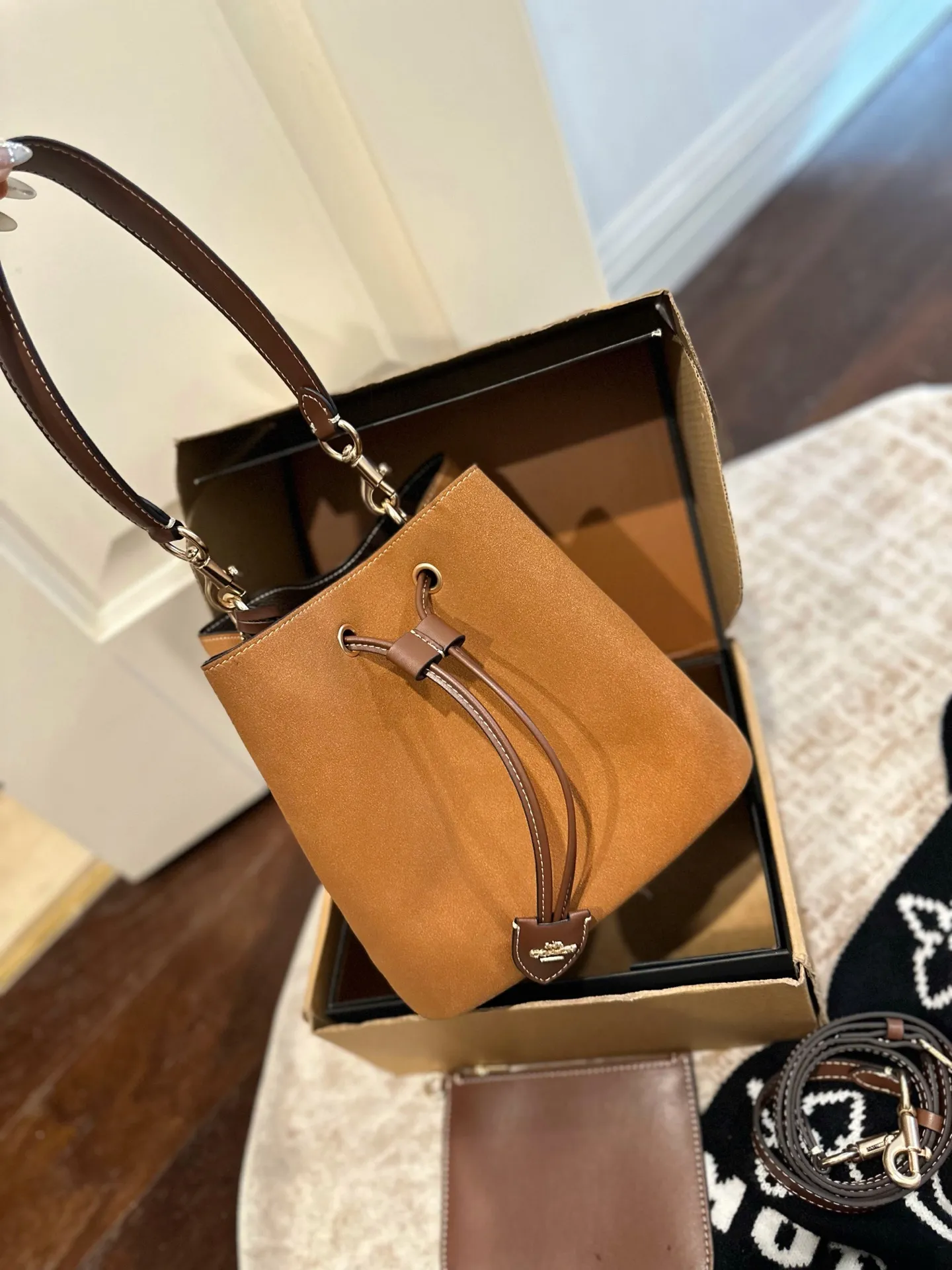 p185 礼盒包装 Coach新品水桶是不是很戳心巴推荐理由 V两条肩带手提/腋下/斜挎任意切换 尺寸25 23cm高轻便又很实用 浅奶茶新色秋日第一抹温柔