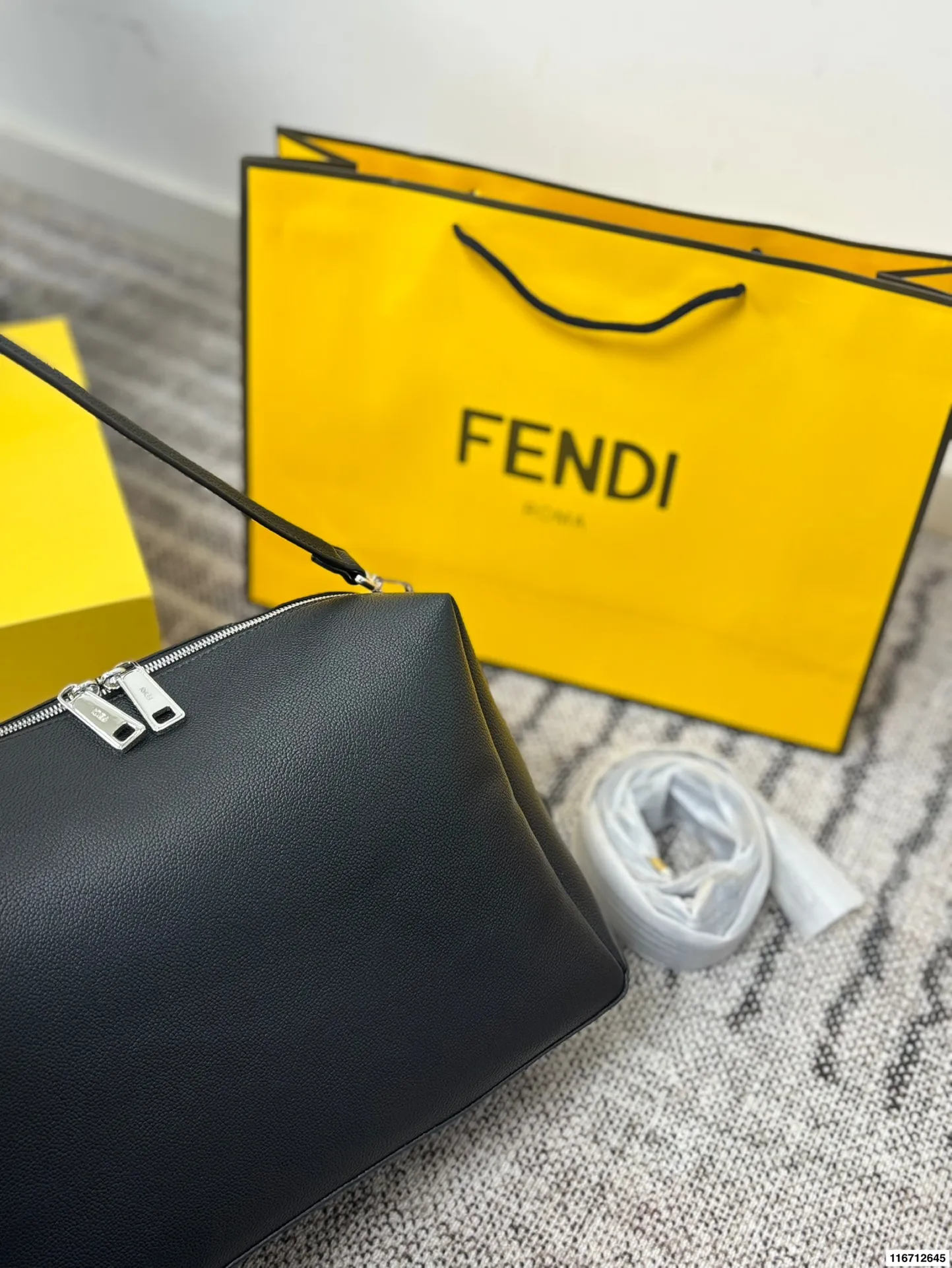 p185配礼盒 FENDI|斜挎包💼 FENDI 斜挎包 FENDI LUI简约低调无logo 风格随你搭配赋他不同风格🎄🎄 尺寸35.21