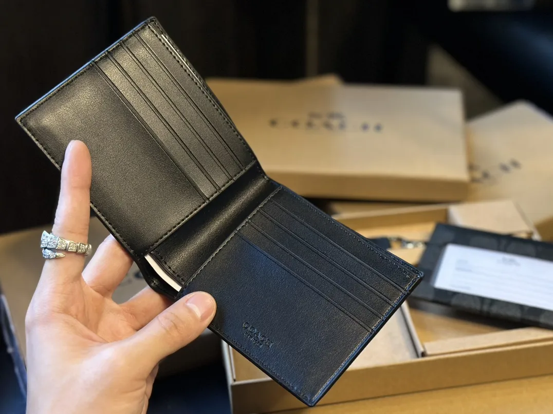 福利🐆p70 礼盒包装 Coach 高级男士钱包超级礼盒 钱夹+卡包+钥匙扣 男士钱包我一直喜欢的就是 Coach，因为它的辨识度高而且做工值得信任。而且设计简约，真皮抗磨耐用，送朋友、男友 首选