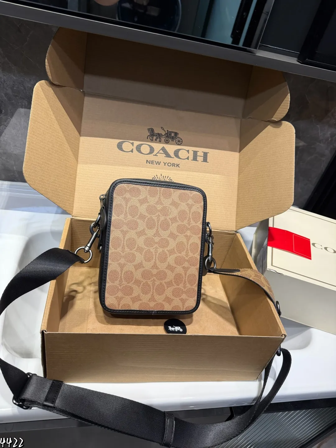 ❤️p200（礼盒包装）❤️ Coach蔻驰新品 手机包新配色 绝绝子了 蔻驰九月新品首发小手机包包 男生男士小包Track手机包斜挎包背上就是那纯纯帅气男孩 尺寸：16*6*21cm