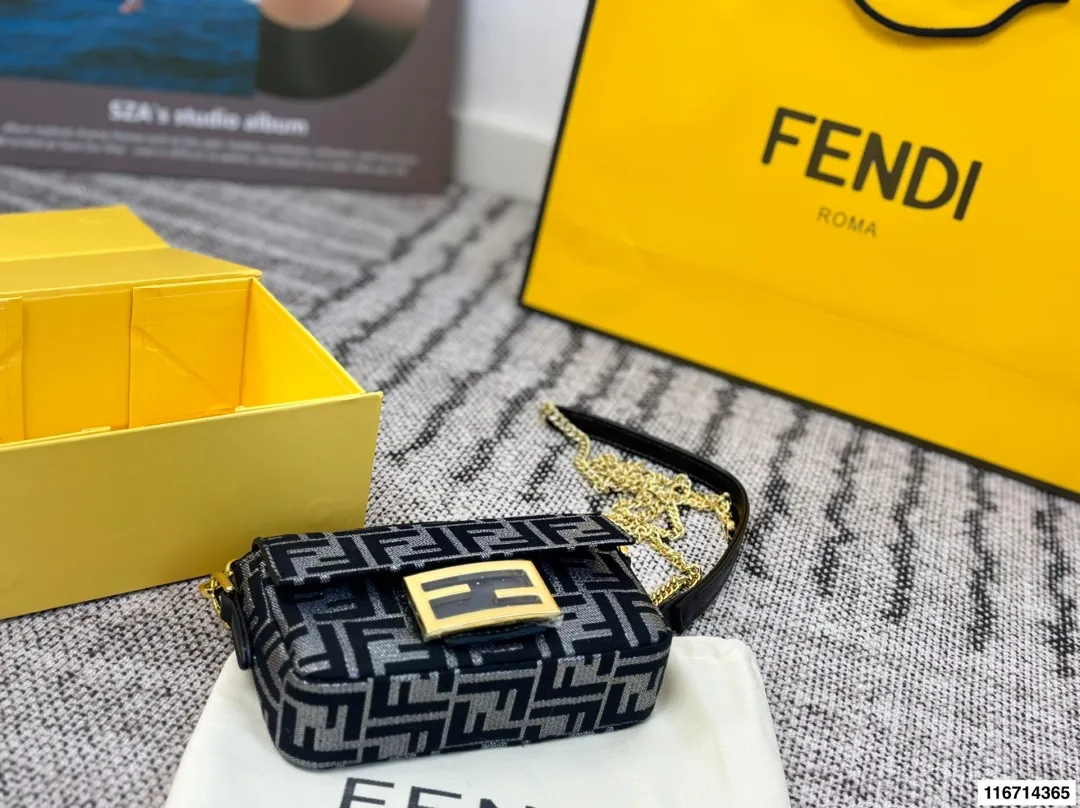 p155 配折叠盒子 芬迪麻将包腋下包复古气息满满,小巧精致不会有邋遢感,各种材质任你挑选,好看时髦同时又拥有着实用的超大内容量,绝对是冬天出门的包包第一选择!尺寸:17 13