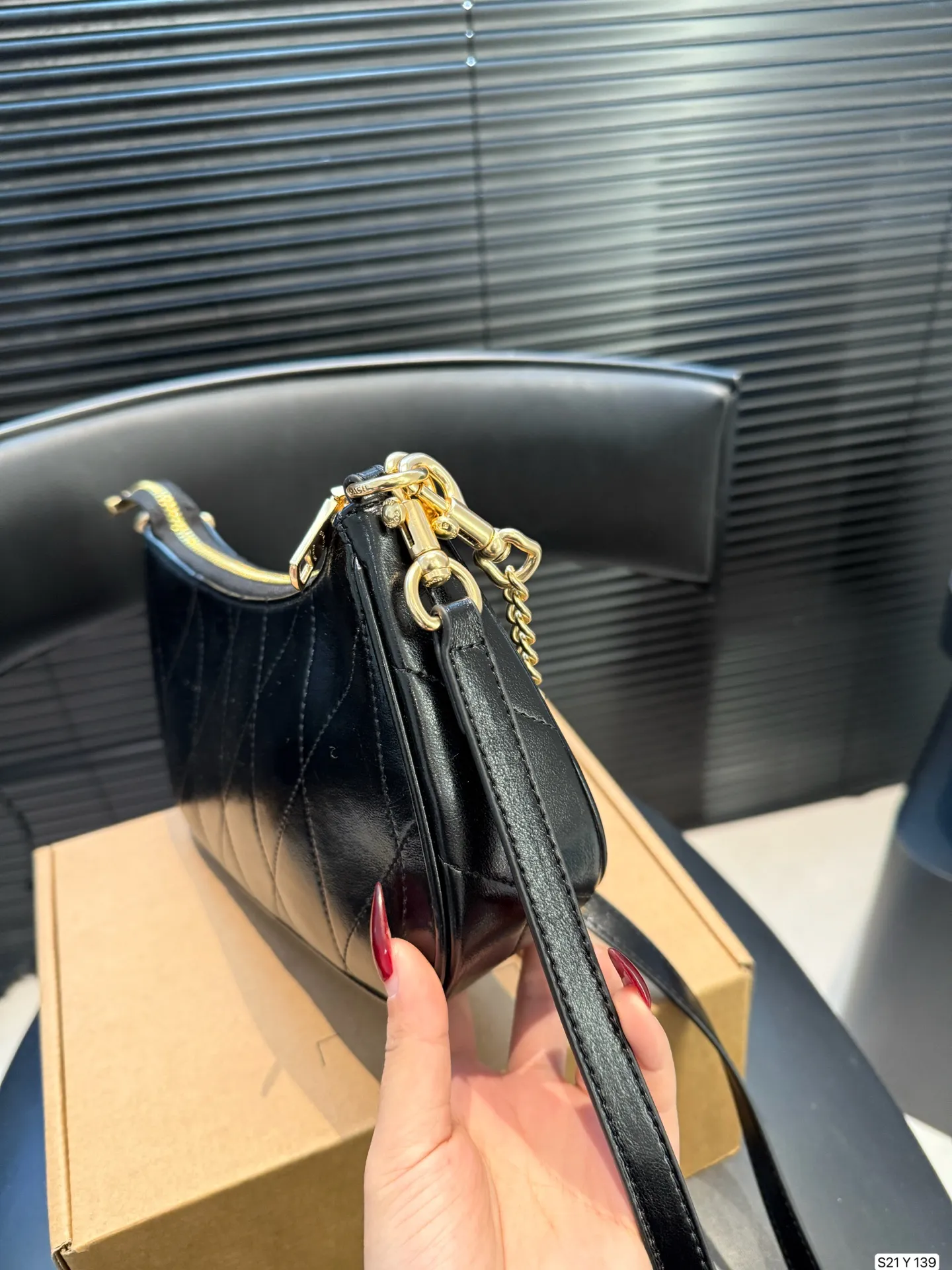 P155 配盒子 COACH/蔻驰腋下包 单肩包斜挎包手提包购物袋 容量非常可，很实用的一款尺寸24 13 货号Y139