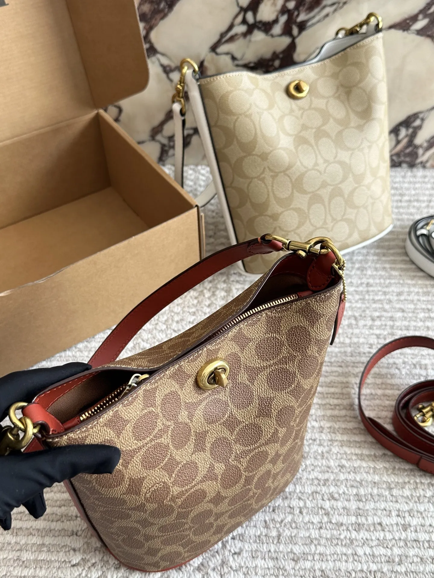 💰190 配盒 size:21 17cm C家 新款水桶包 蔻驰最新一季的 休闲随性的包型,立体饱满 腋下/斜挎都不成问题 通勤必备 搜索 coach 水桶