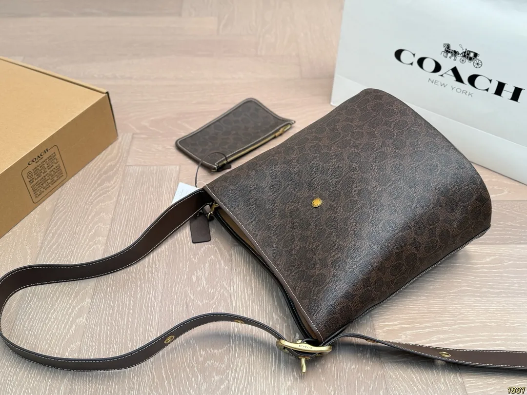 &yen;180/&yen;170飞机盒 蔻驰coach Bleecker新款水桶包托特包 质地柔软，手感舒适，使用时能够完美贴合身体，带来舒适体验。 搭配上具有很高的灵活性，轻松打造不同风格。具有一种复古不羁的风格， 与年轻人追求自由、独立的个性不谋而合。 尺寸27 28/20 22