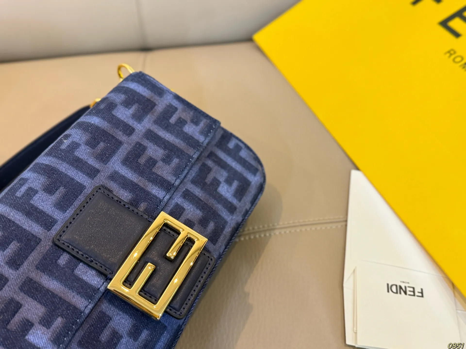 &yen;160/&yen;155 芬迪FENDI 法棍包 拿到手里才能感觉到它的魅力 经典百搭优雅大气 这份质感 小仙女们值得拥有 尺寸26 15/20 11