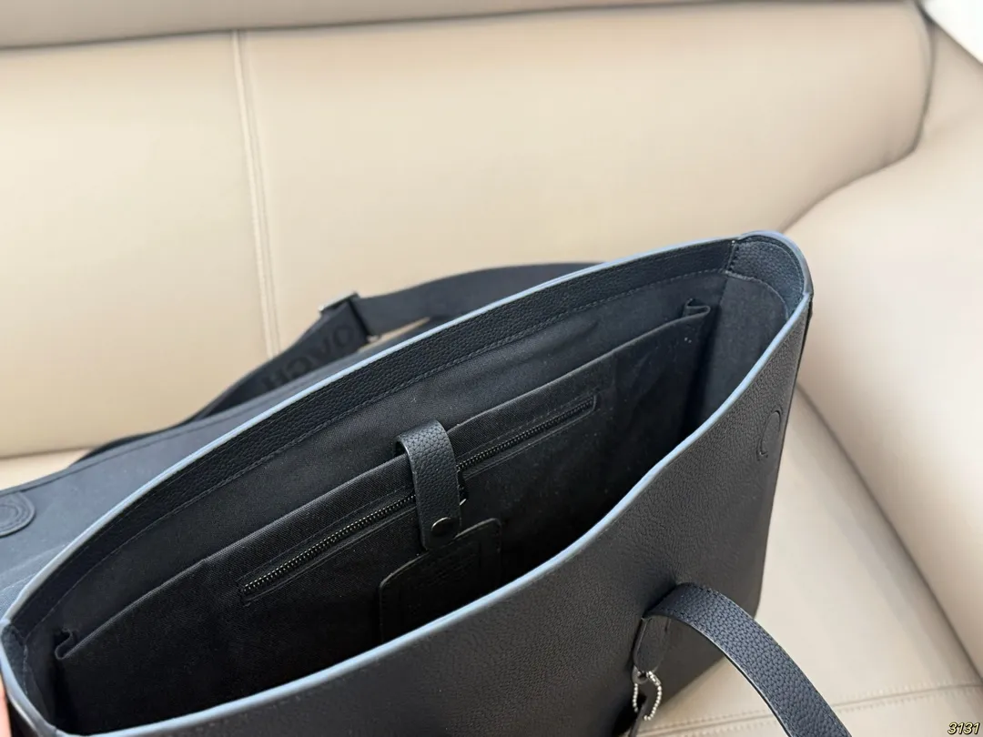 ¥315 COACH蔻驰新款系列公文包💕 超薄轻便小巧,男女皆可 可以放下13寸以下的电脑 肩带可拆卸 手提肩背都🉑 超级实用 出门办公也是酷Boy 尺寸39 27