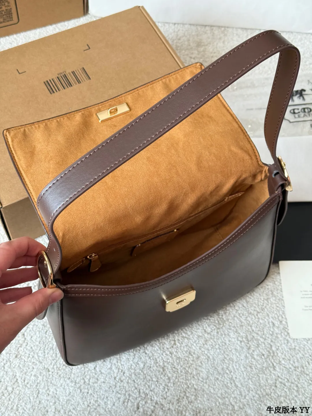 牛皮版本 p195 蔻驰 Etta 系列翻盖包 COACH Etta系列大号翻盖包，采用光滑牛皮革，栗子可可棕色超有秋冬氛围感！正面C字旋锁扣+金色五金，简约又精致&lsquo;。肩带可调节，单肩or斜挎都OK，通勤、约会都能轻松驾驭~ 尺寸 28 20cm