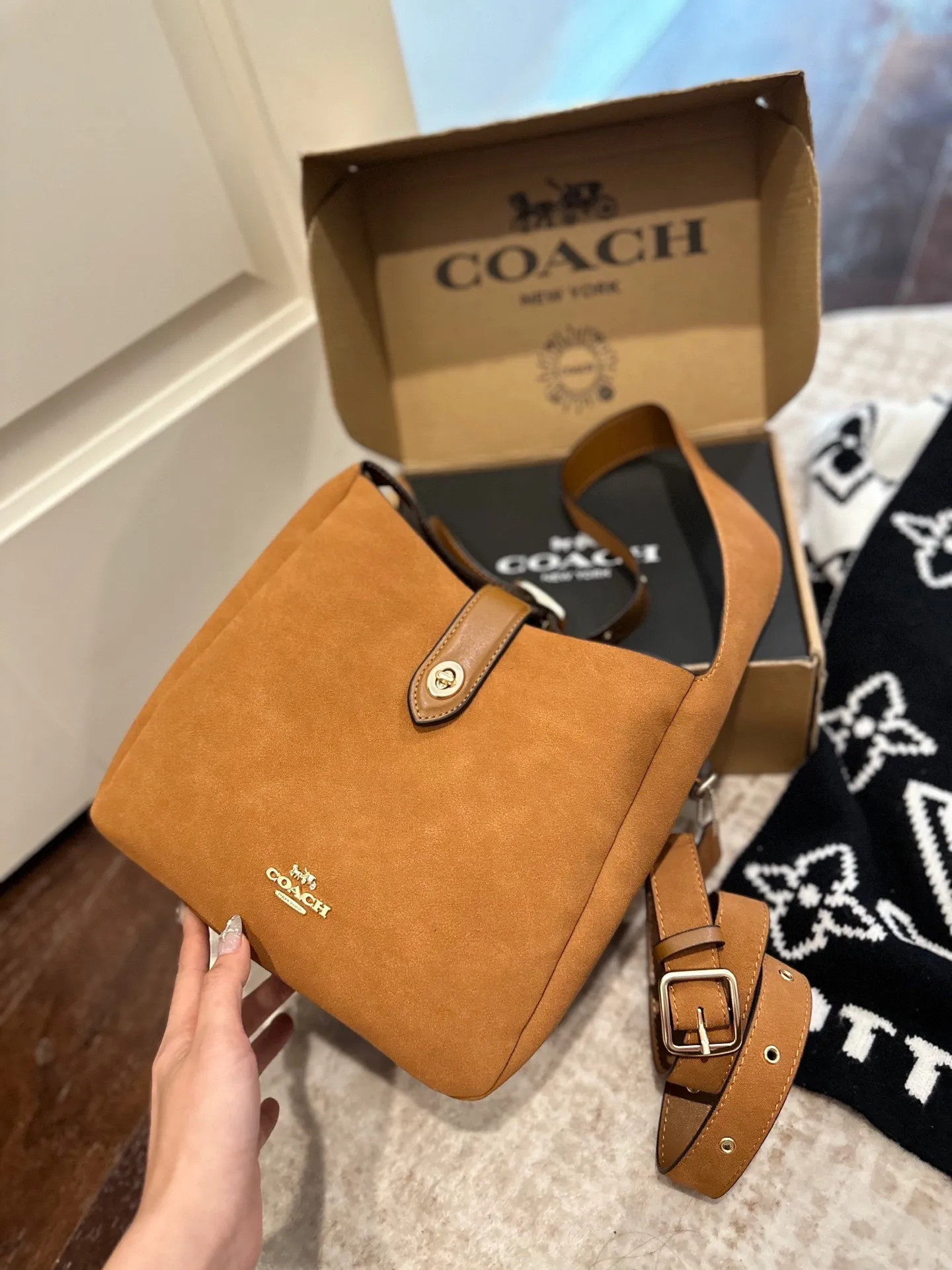 p160 礼盒包装 COACH新款NHadley美哭啦 COACH十月新款Hadley crossbody 可调节拼接肩带设计可腋下可斜挎 麂皮材质氛围感一整个电 真的不要太美 尺寸 23&times;25cm