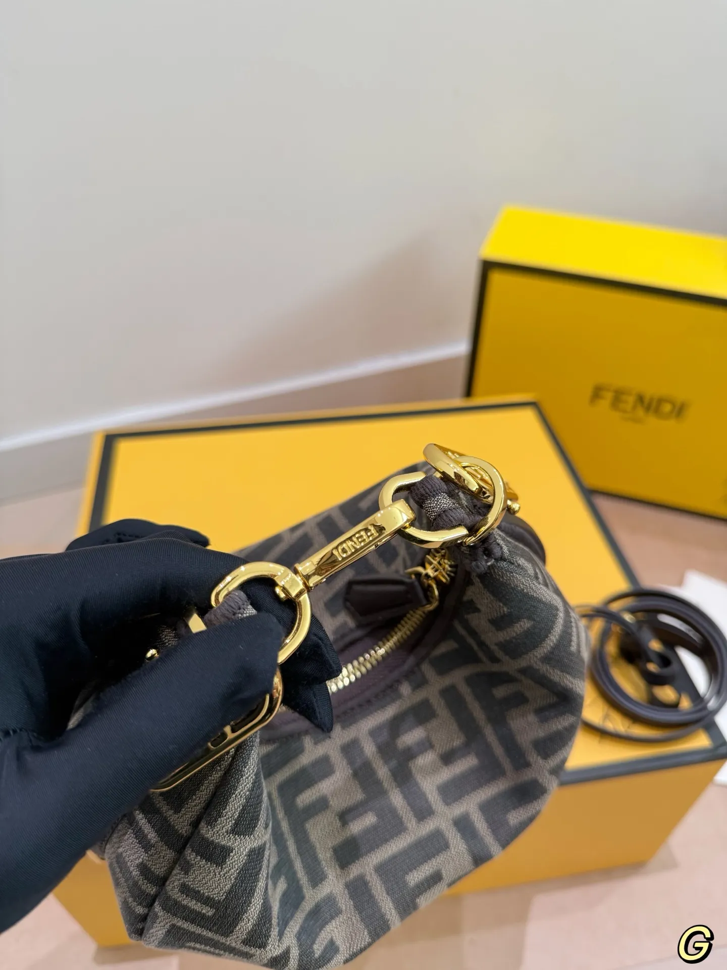 P210 Fendi 芬迪月牙包 ff logo来喽[飞吻R] 百搭不过时，超级出片的款[萌萌哒R] 老花真的爱不释手，出游出片必备 尺寸21.14 配礼盒🎁