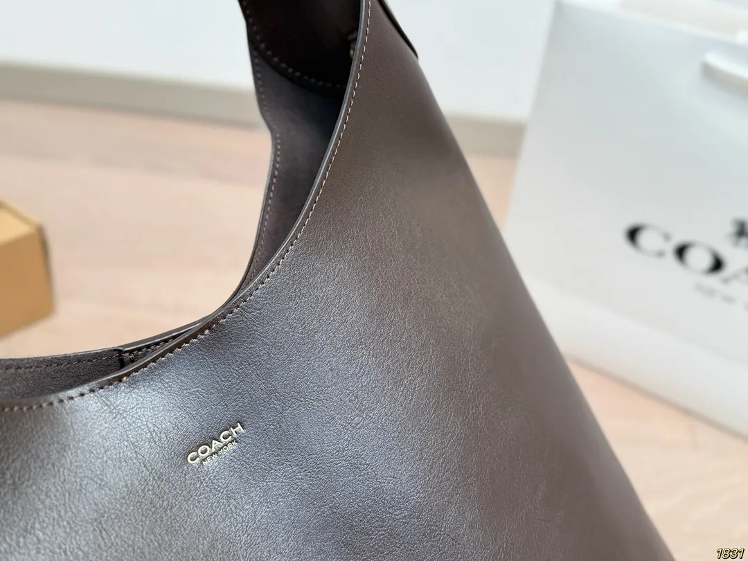 ¥210/¥180/¥170飞机盒 蔻驰Coach托特包 颜色搭配很有复古的感觉 高级又不失优雅 超有氛围感 通勤 休闲 约会通通可搭 尺寸:38 32/27 21/22 13