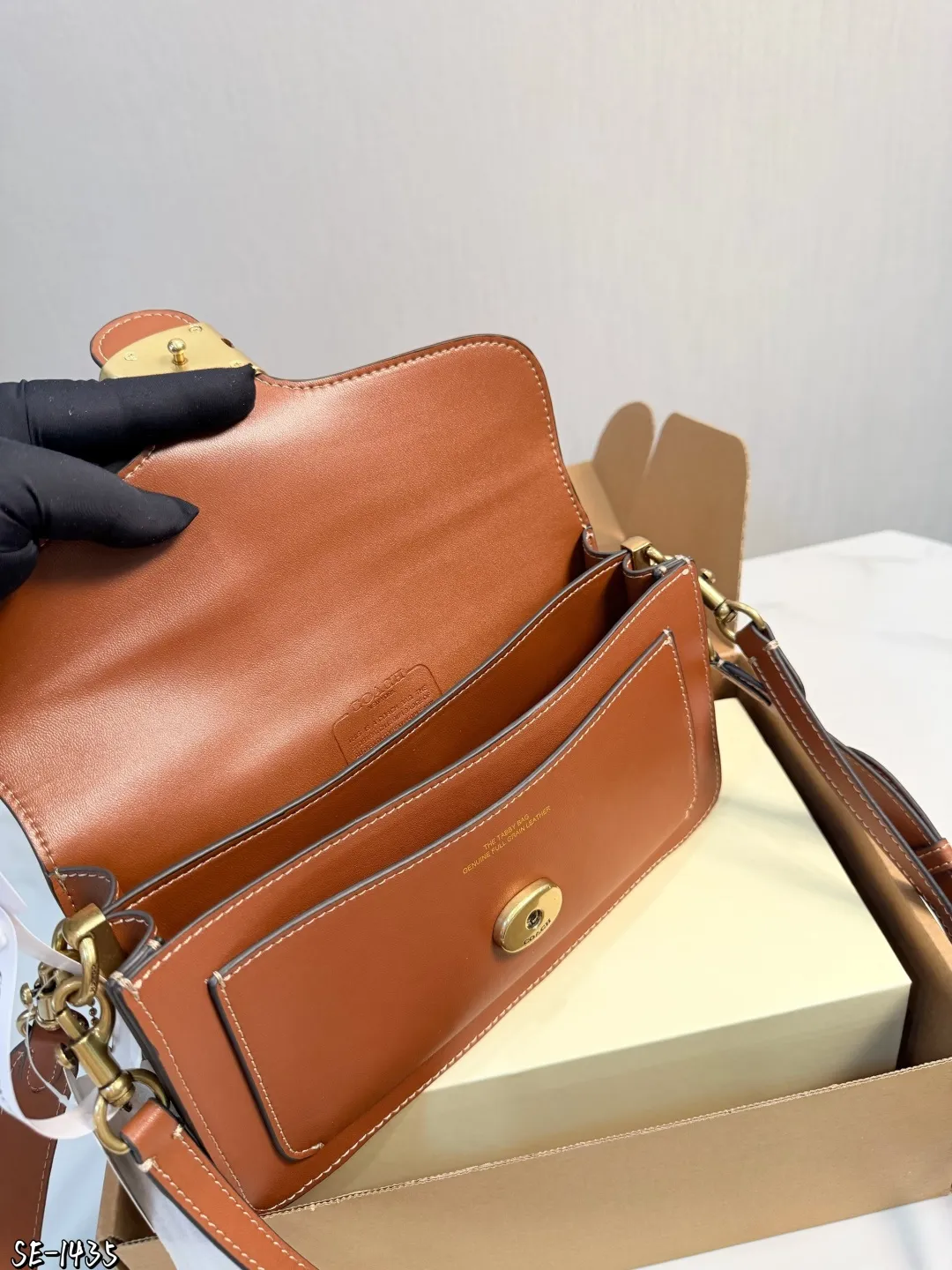 ❤️p195❤️ Coach Tabby 26酒神包 Coach Tabby 26酒神包,选用柔软颗粒牛皮,手感细腻耐用,焦糖棕色搭配复古金属C扣,简约又大气艹。26x15x7.5cm26x15x7.5cm,内部夹层+拉链小袋,收纳超方便!肩带可调节,腋下、单肩、斜挎都OK,通勤约会都能轻松驾驭~焦糖棕色百搭耐看,秋冬穿搭必备,复古优雅 气质满你可