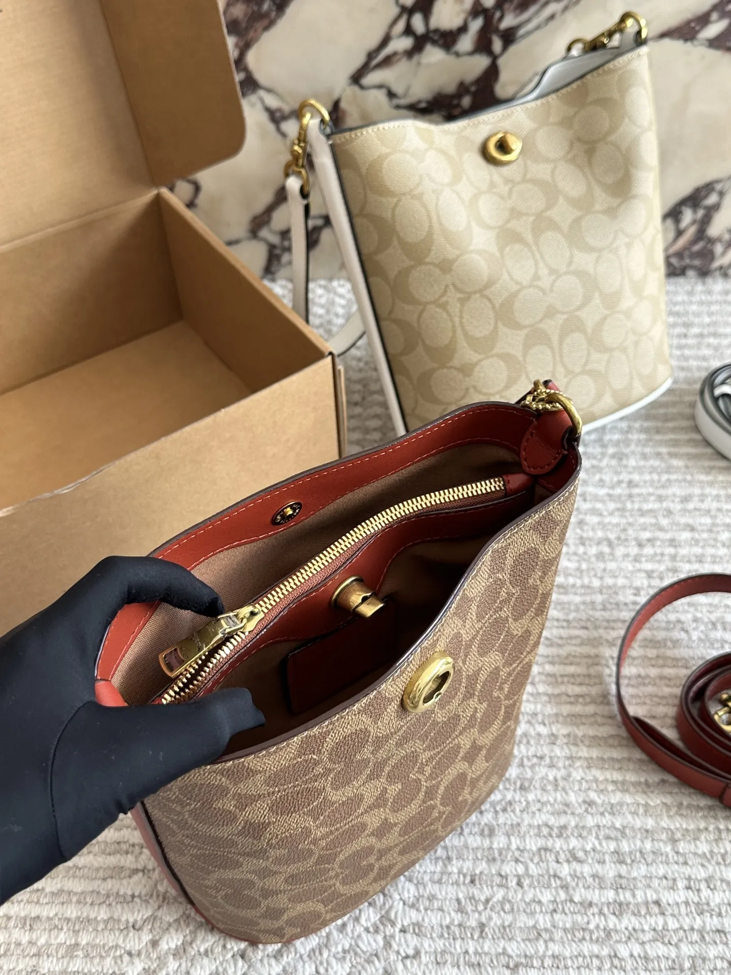 💰190 配盒 size:21 17cm C家 新款水桶包 蔻驰最新一季的 休闲随性的包型,立体饱满 腋下/斜挎都不成问题 通勤必备 搜索 coach 水桶