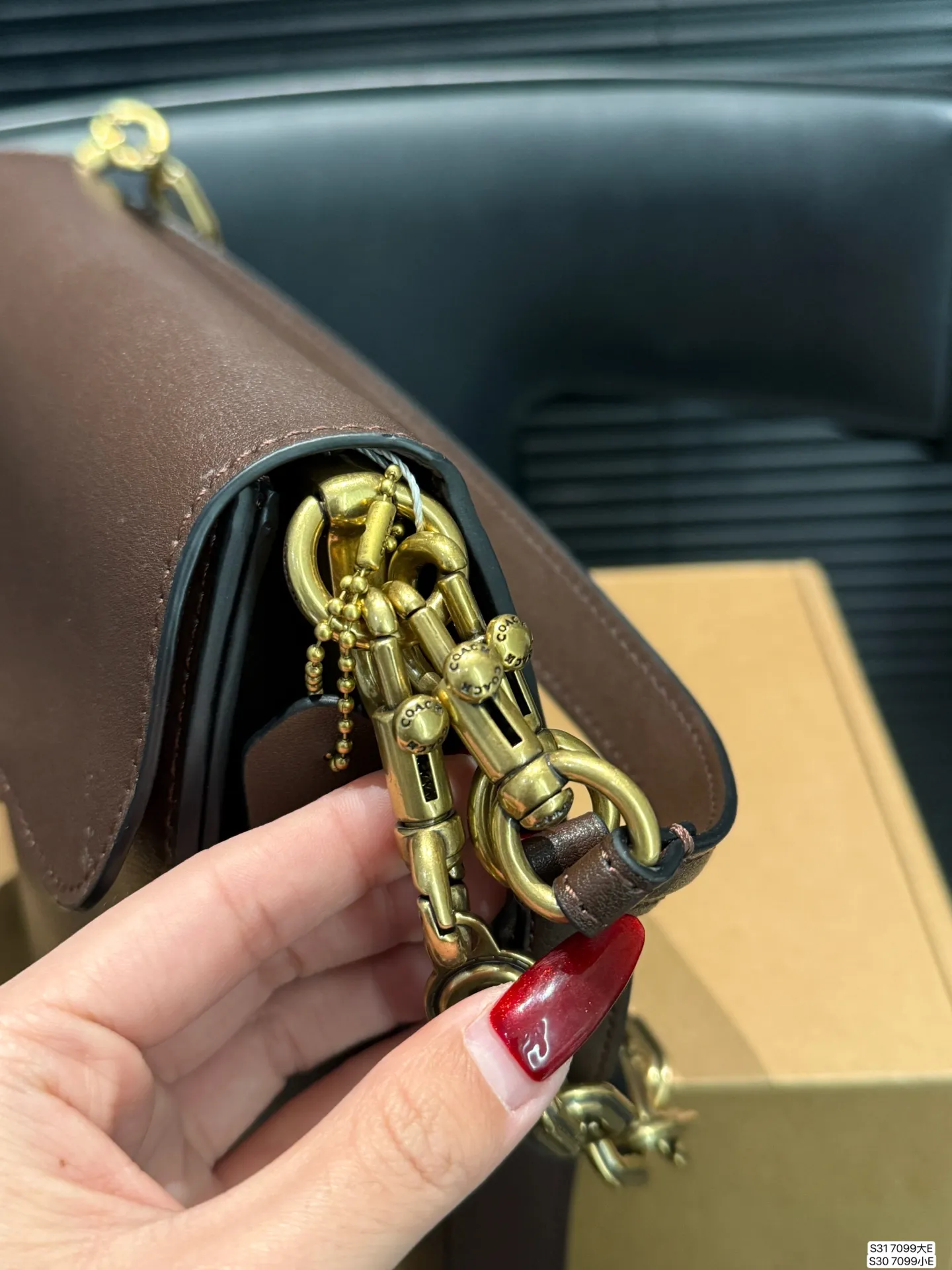 大号P205 小号P200 配盒子 蔻驰腋下 Coach又出来搞事情啦! 又酷又飒又实用!!! Coach上新的Chain Tabby包身挺实有型,兼具Soft tabby的皮质柔韧触感!三条肩带解锁多种背法,真的很难不爱吧!#尺寸:大29 22 小25.5 18 货号7099