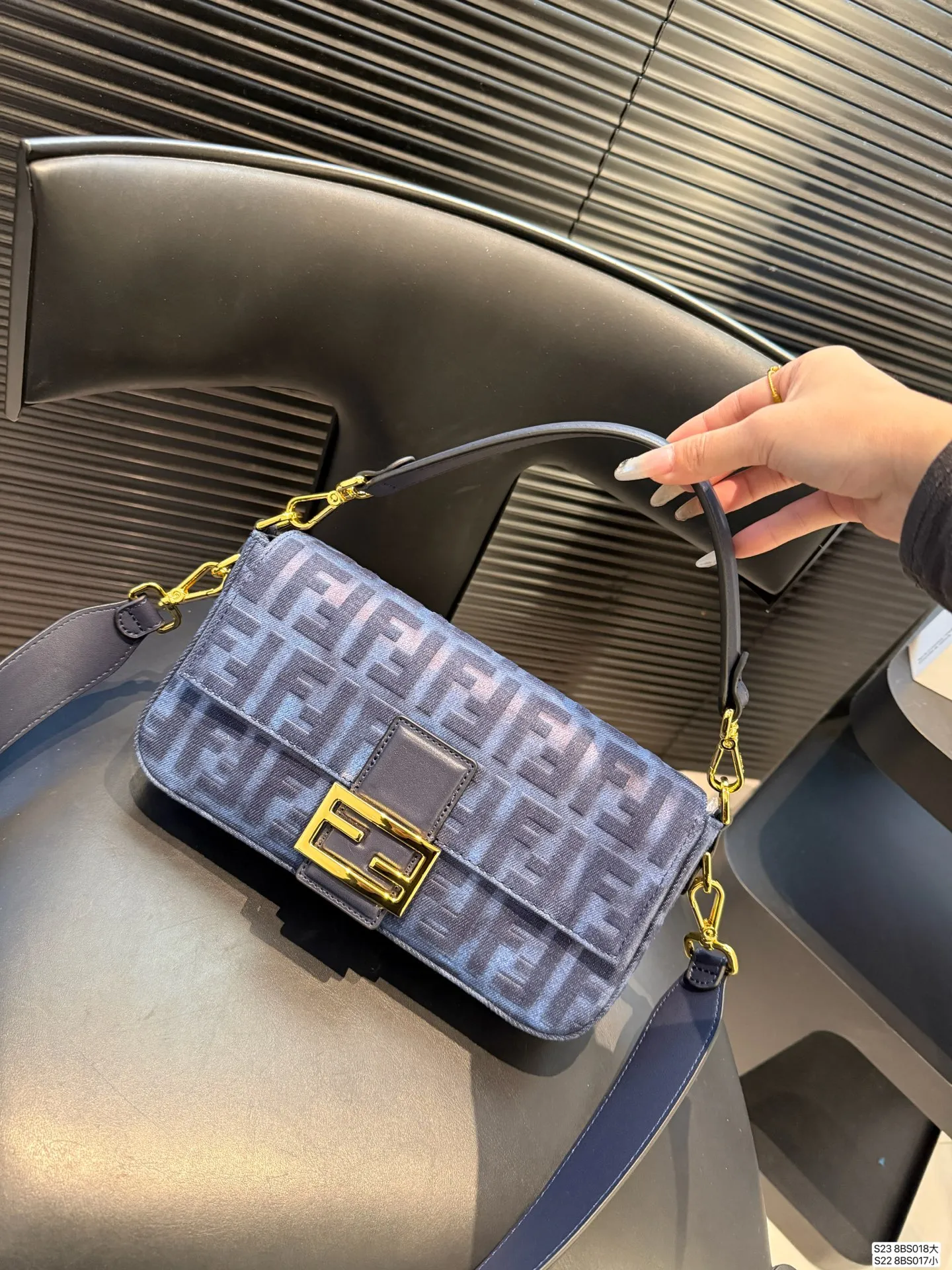 大号P165 小号P160 芬迪腋下包复古气息满满，小巧精致不会有邋遢感，各种材质任你挑选，好看时髦同时又拥有着实用的超大内容量，绝对是冬天出门的包包第一选择！尺寸：大26 14 小20 11货号大8BS018 小8BS017