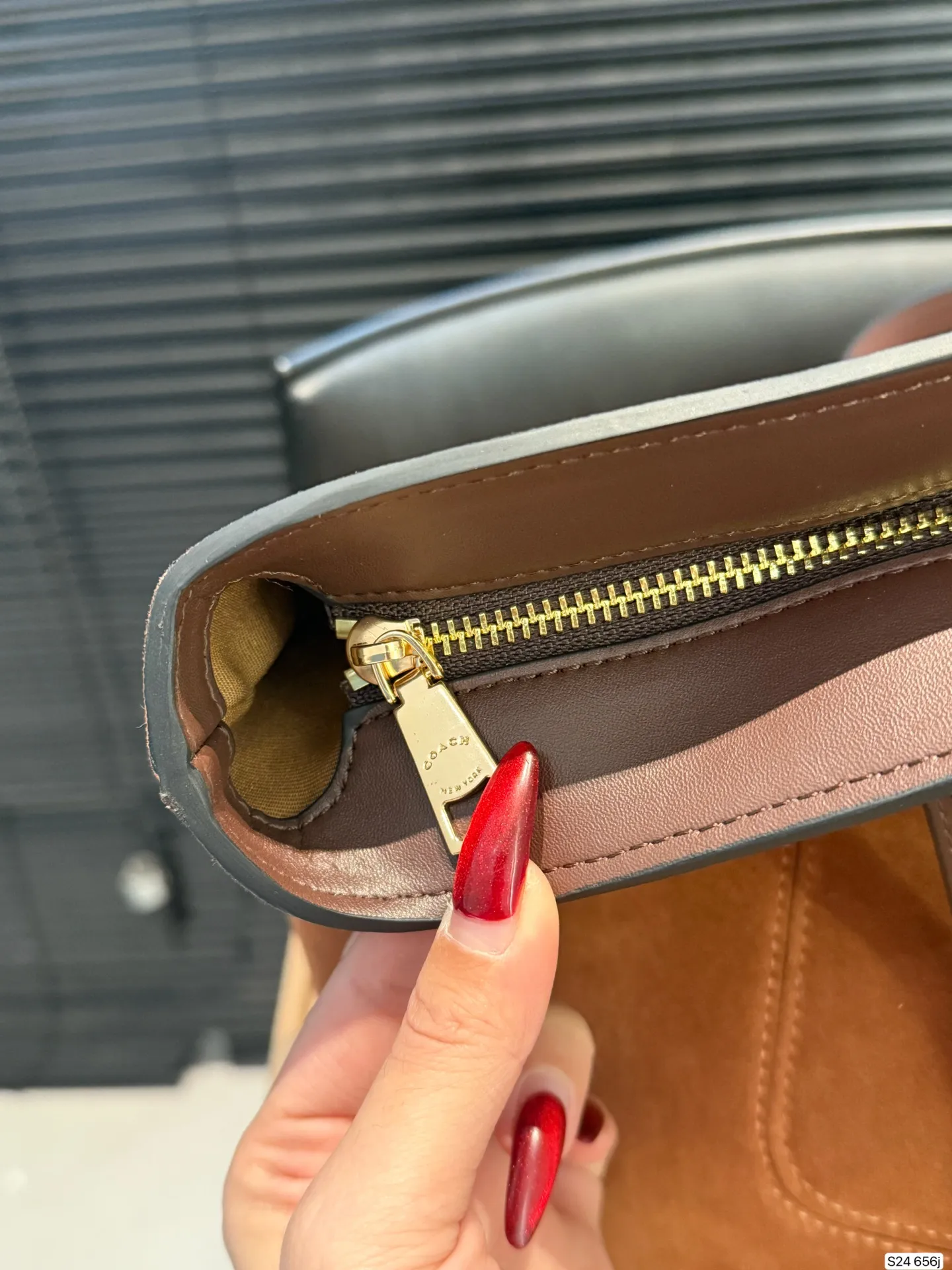 P170 配飞机盒 COACH蔻驰︳秋冬季节的Station 托特包 经典标志老花C Logo STATION 托特包 内置拉链袋／手机袋／多功能袋 顶部拉链开合，织物衬里 尺寸36 27 货号656