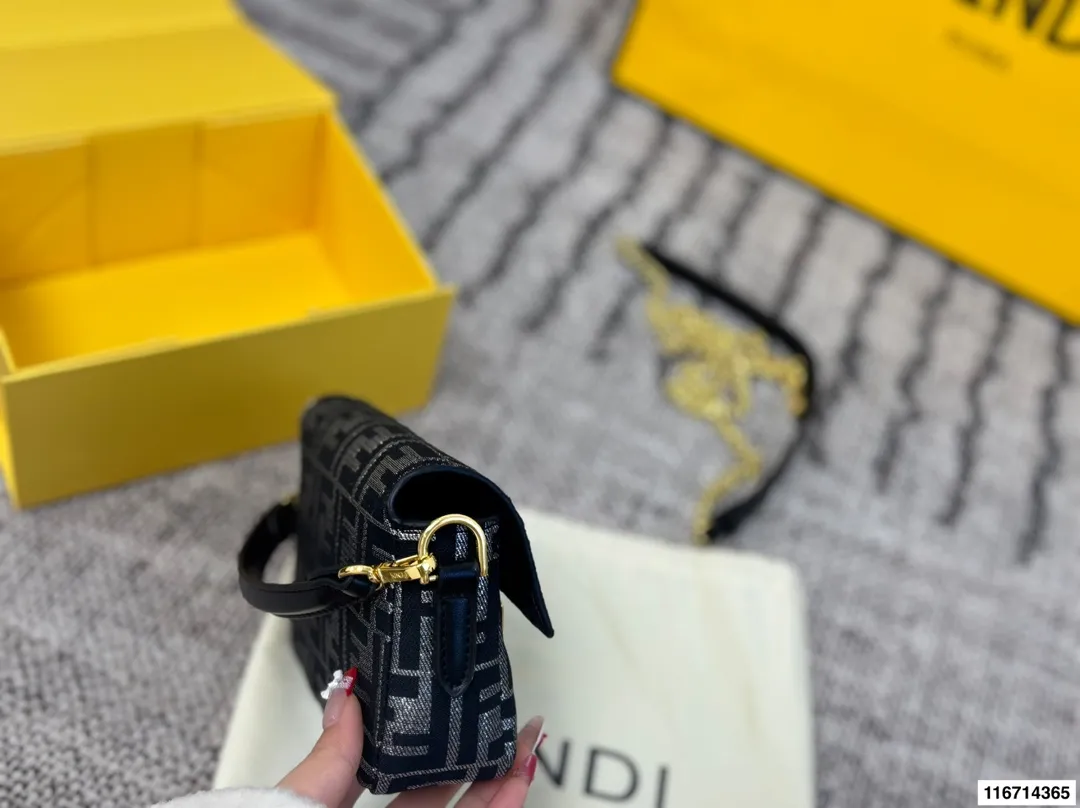 p155 配折叠盒子 芬迪麻将包腋下包复古气息满满，小巧精致不会有邋遢感，各种材质任你挑选，好看时髦同时又拥有着实用的超大内容量，绝对是冬天出门的包包第一选择！尺寸：17 13